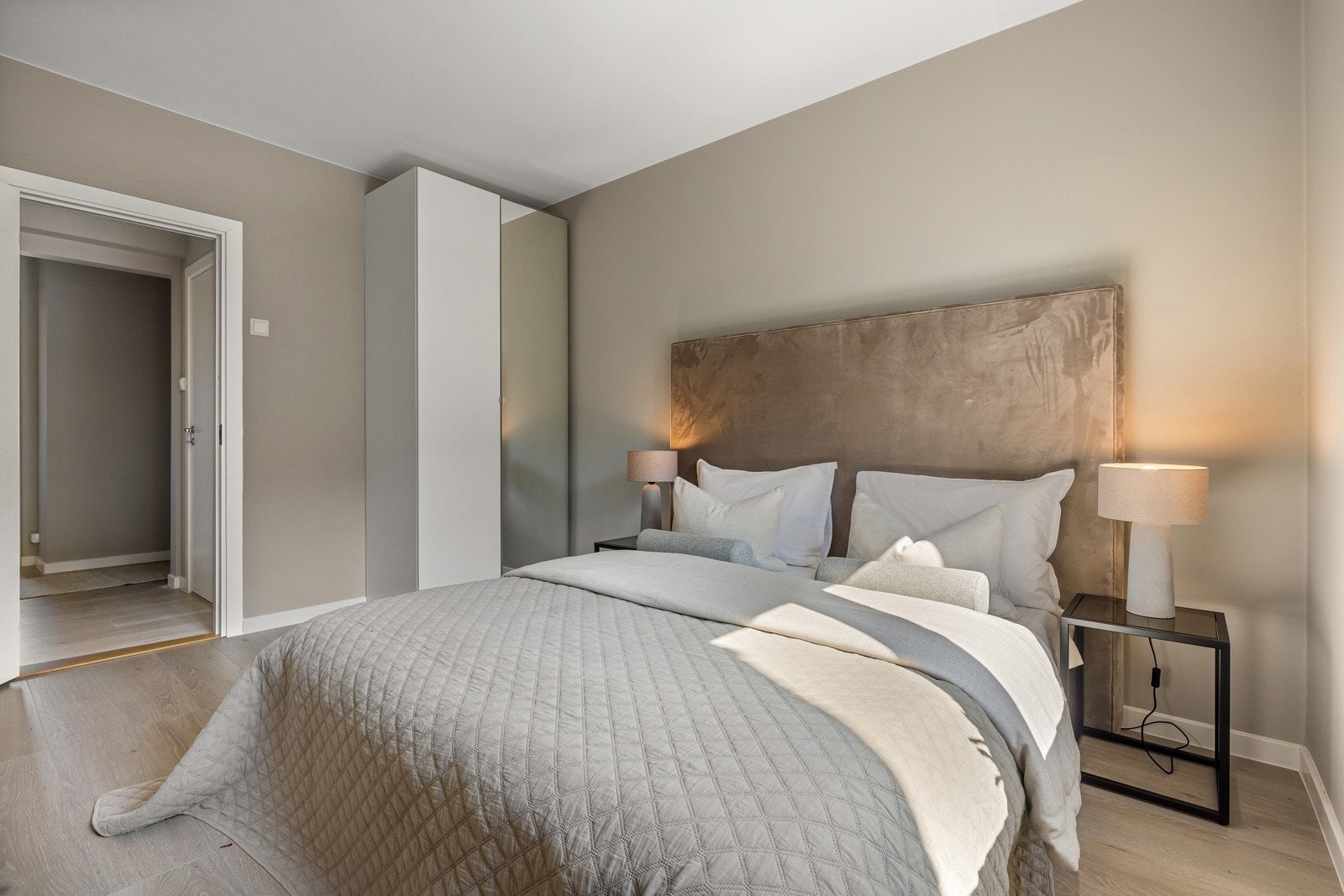 Soverom 1 med god plass til dobbeltseng, skap og det man skulle ønske av innredning. Galleribilde