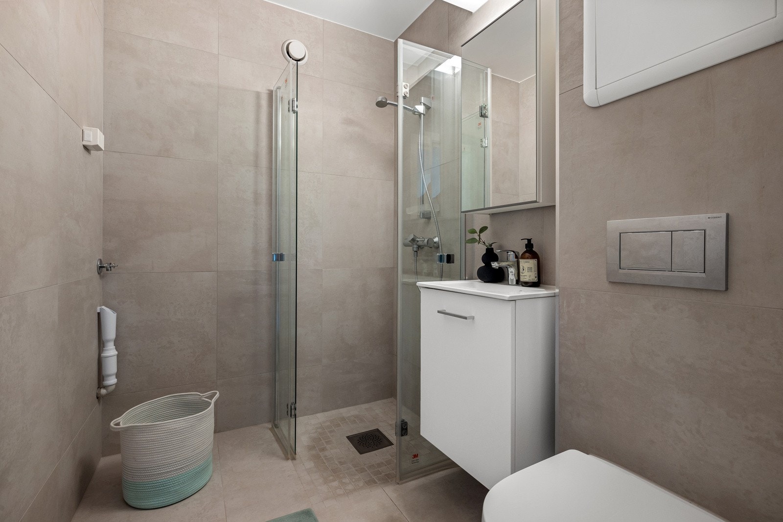 Flott flislagt bad fra 2019 med varmekabler, downlights, opplegg for vaskemaskin, dusjhjørne med nedsenk og innfellbare glassdører, vegghengt toalett, og mekanisk avtrekk som skaper et godt inneklima på badet. Galleribilde