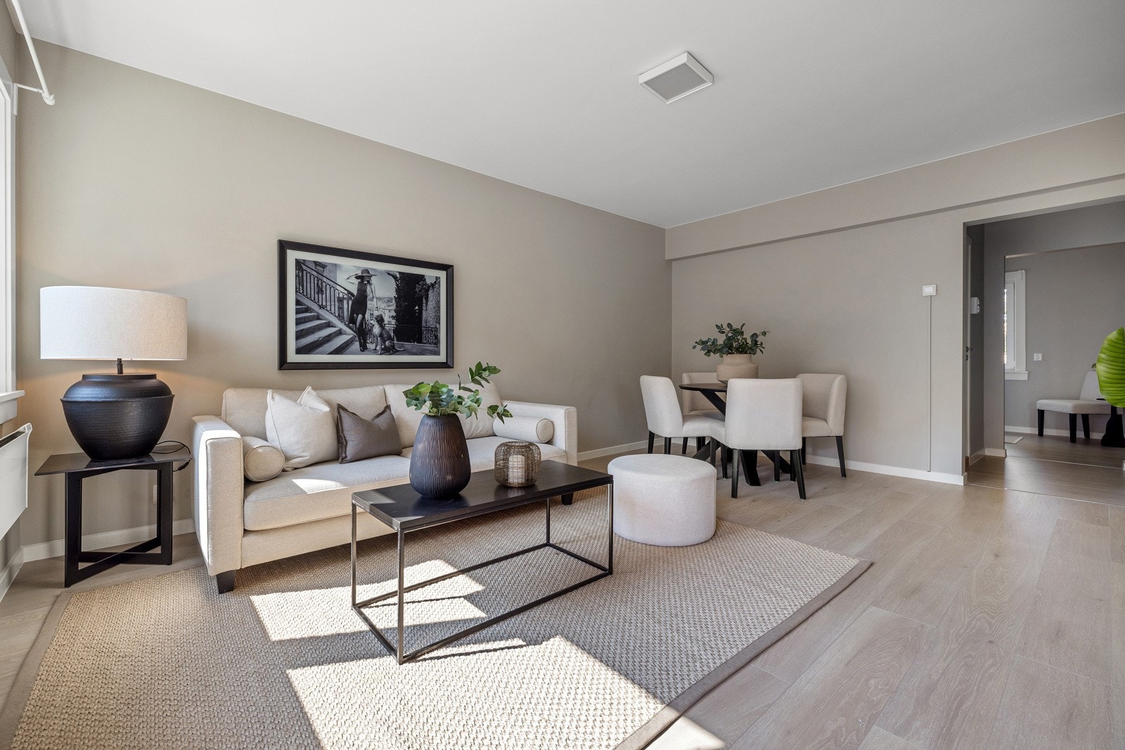 Plass til å innrede med sofagruppe med tilhørende møblement, samt en hyggelig spisegruppe. Galleribilde