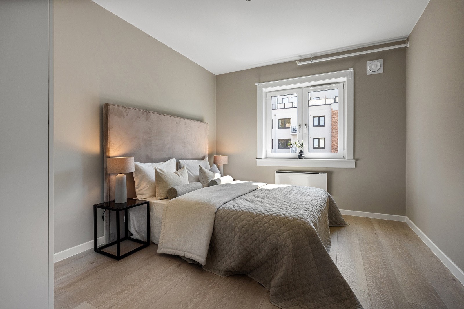 Vindusflater som sørger for naturlig dagslys. Galleribilde