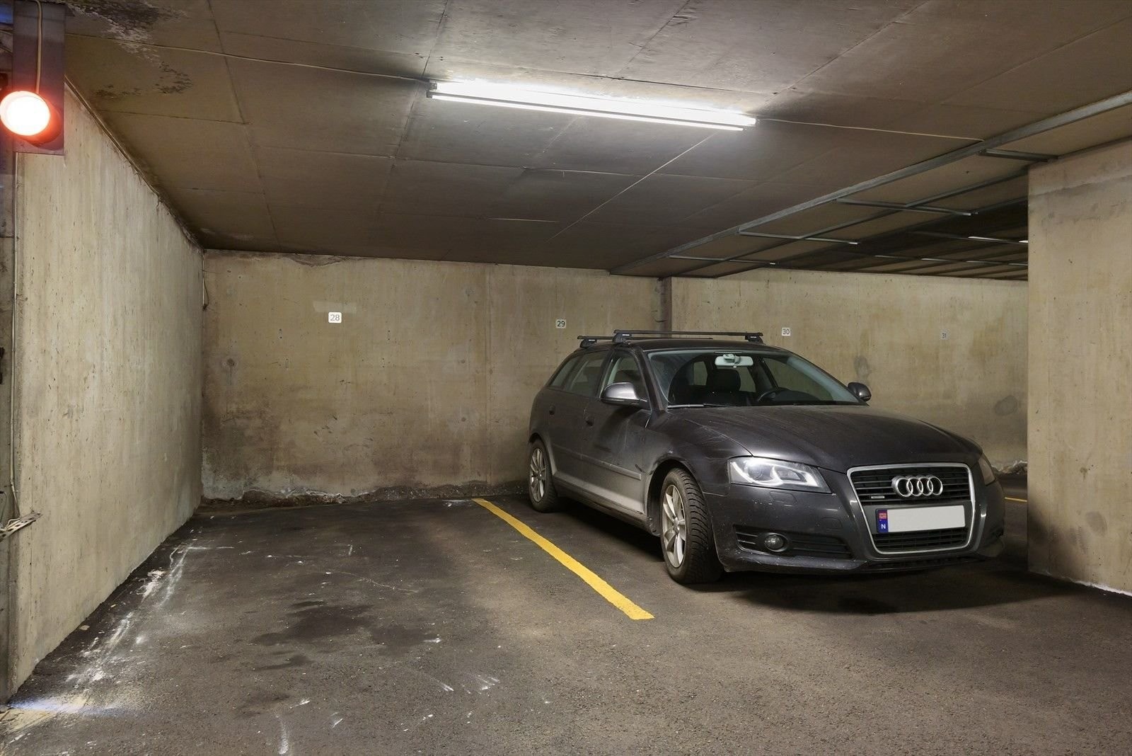 Mulighet for leie av garasjeplass rett over gaten Galleribilde