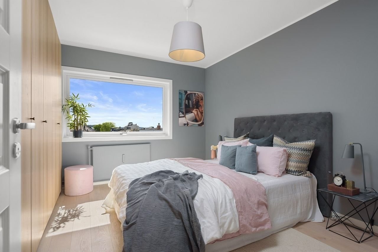 Hovedsoverom med integrert garderobe. God størrelse Galleribilde