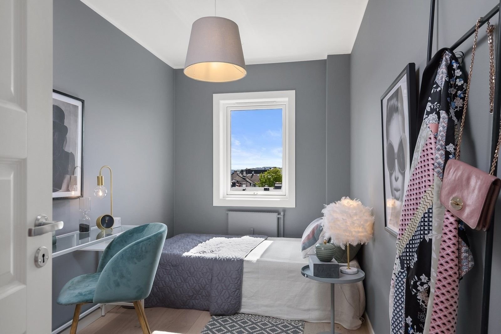 Soverom 2 med plass til seng og skrivebord Galleribilde