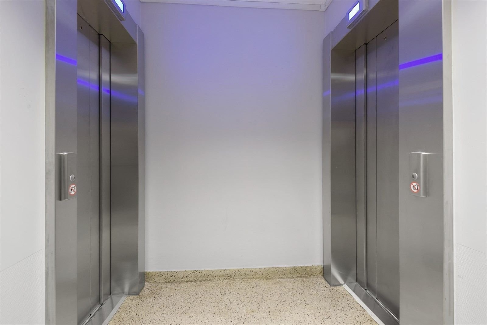 2 heiser i oppgangen(nyere heis) Galleribilde