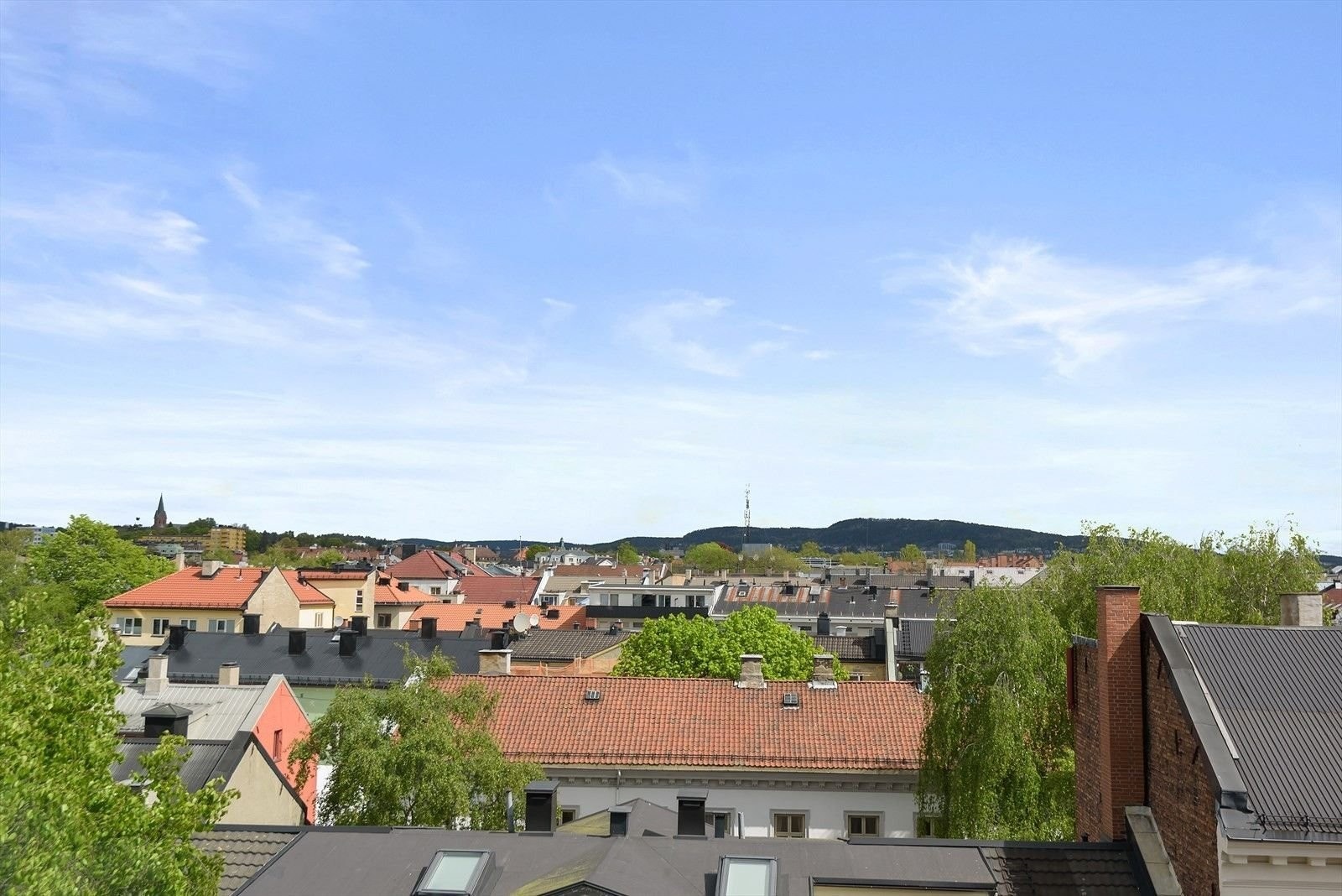 Luftig og fri utsikt fra leiligheten uten mulighet for innsyn. Galleribilde