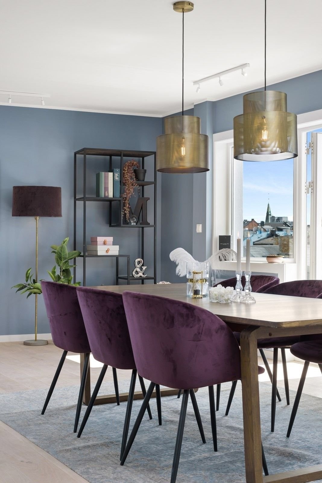 Ved spisebordet dekkes det enkelt til både venner og familie Galleribilde
