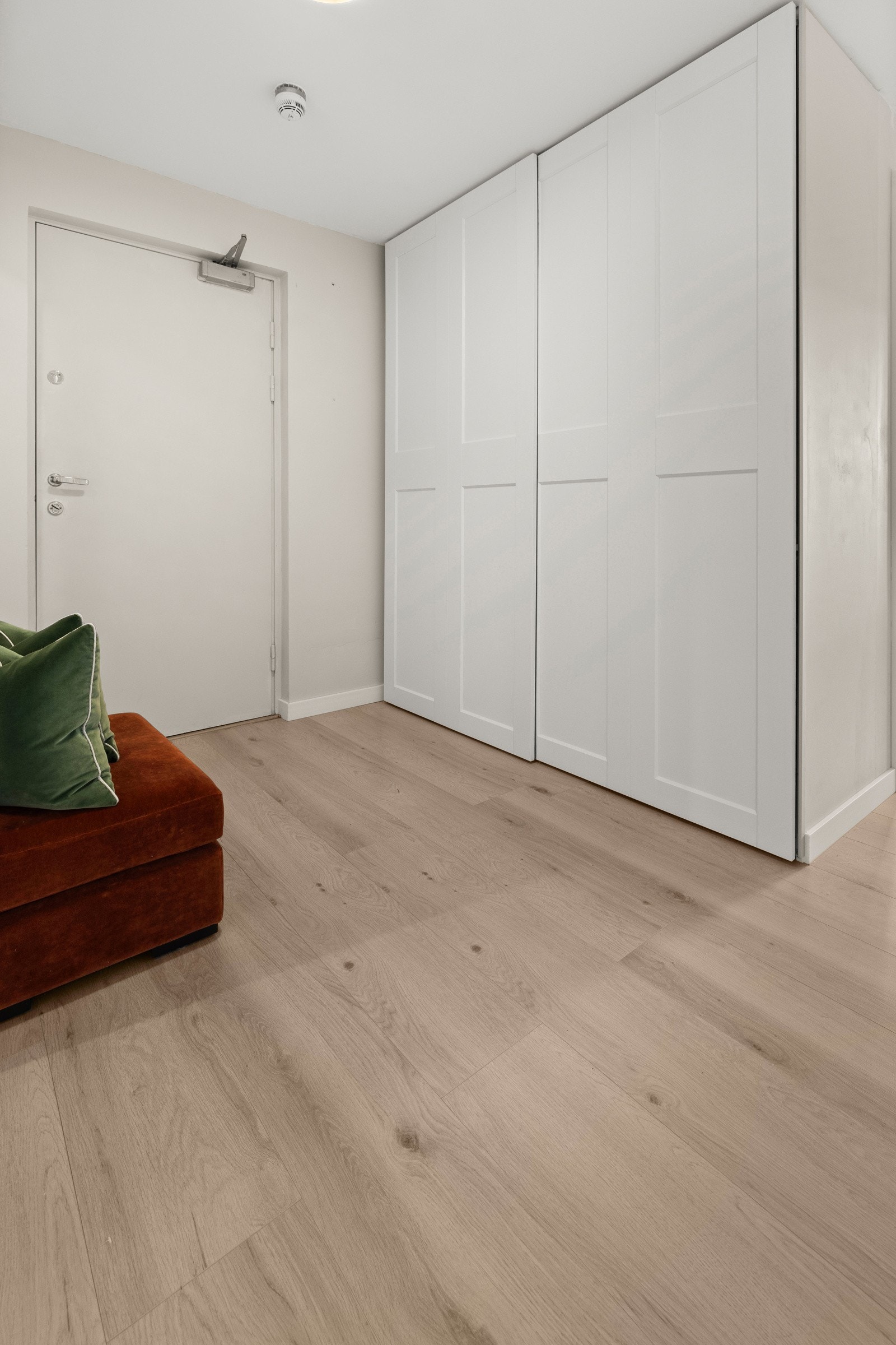 Her er det plass til å sette av seg sko og henge av seg yttertøy og annet i garderobeskapet. Galleribilde
