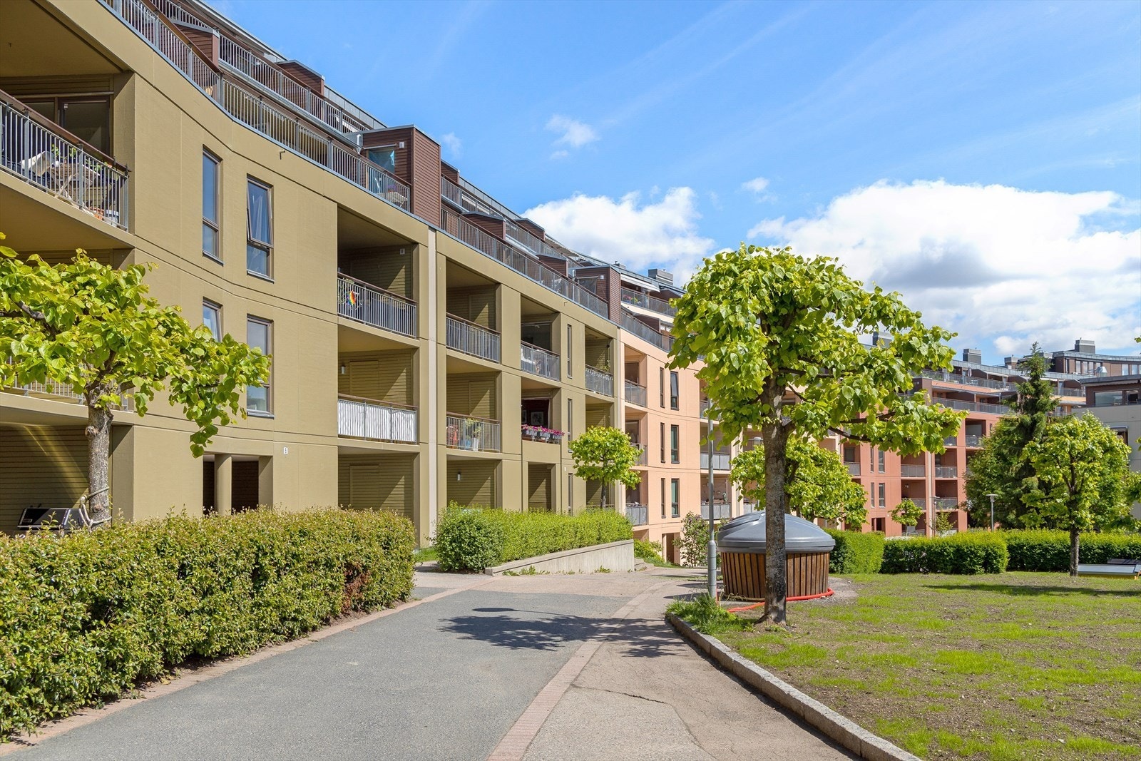 Det er pent opparbeidede fellesarealer og blokkene har de siste årene gjennomført omfattende oppgradering av fasadene. De historiske og nøye gjennomtenkte fargene er utviklet i samarbeid med Koi Fargestudio. Galleribilde