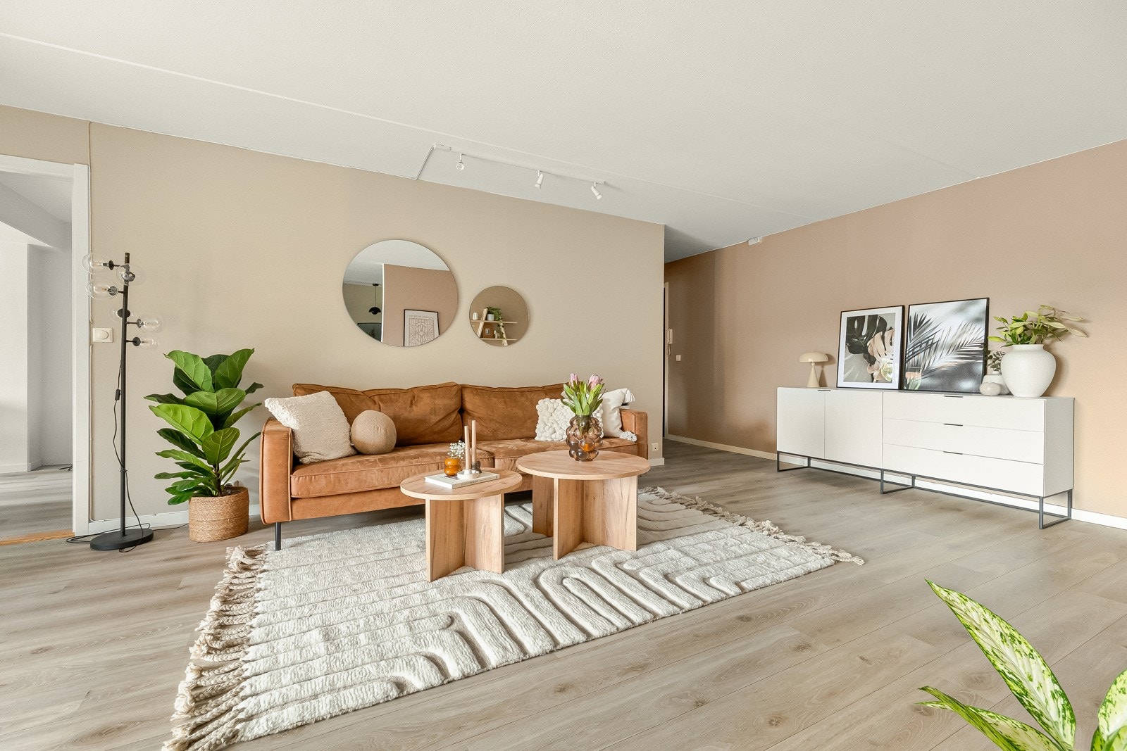 I stuen er det god plass til en større sofagruppe og TV-benk. Galleribilde