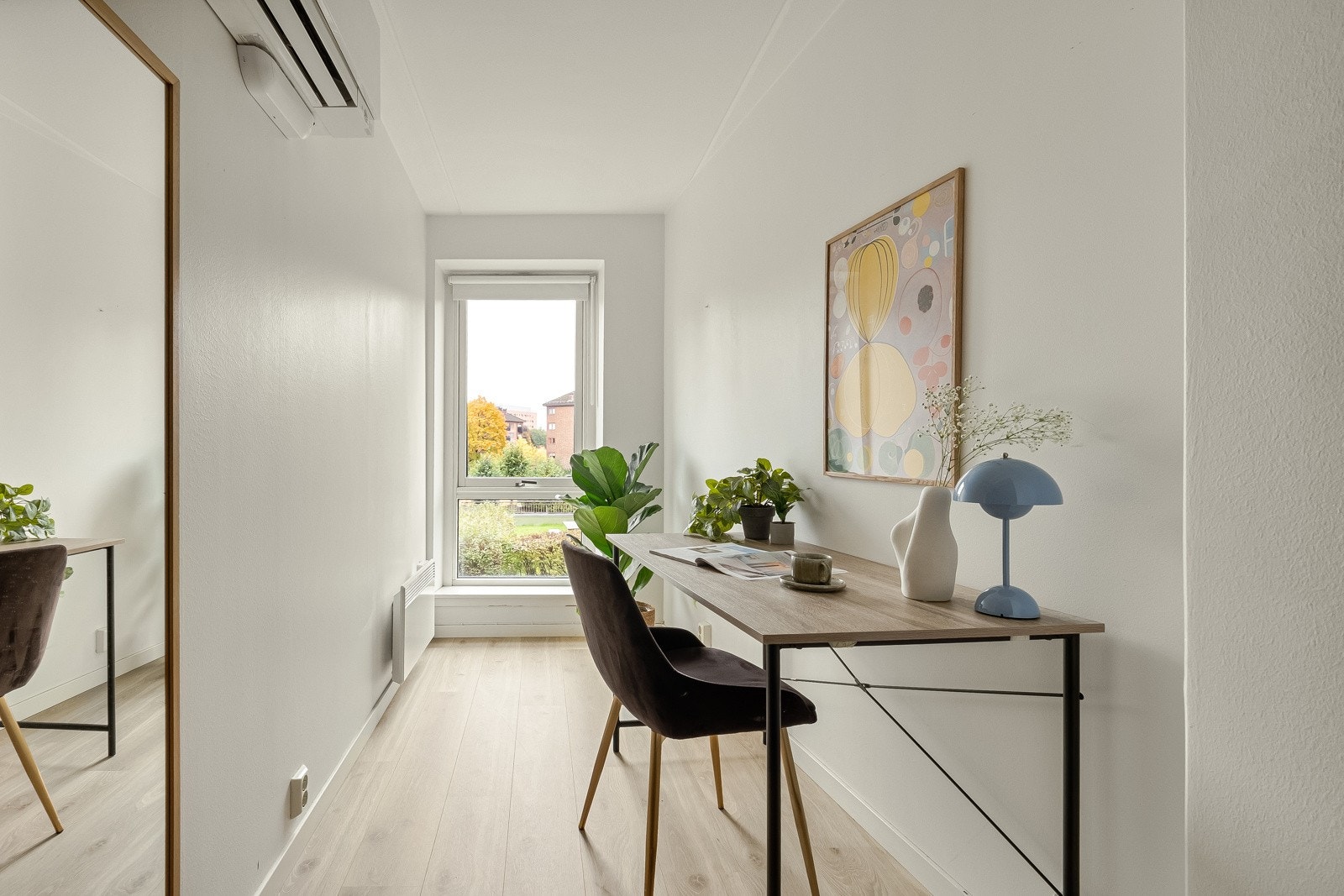 Legg merke til varmepumpen på veggen til venstre. Den fungerer utmerket til oppvarming på vinteren og avkjøling på varme sommernetter - litt hverdagsluksus. Galleribilde