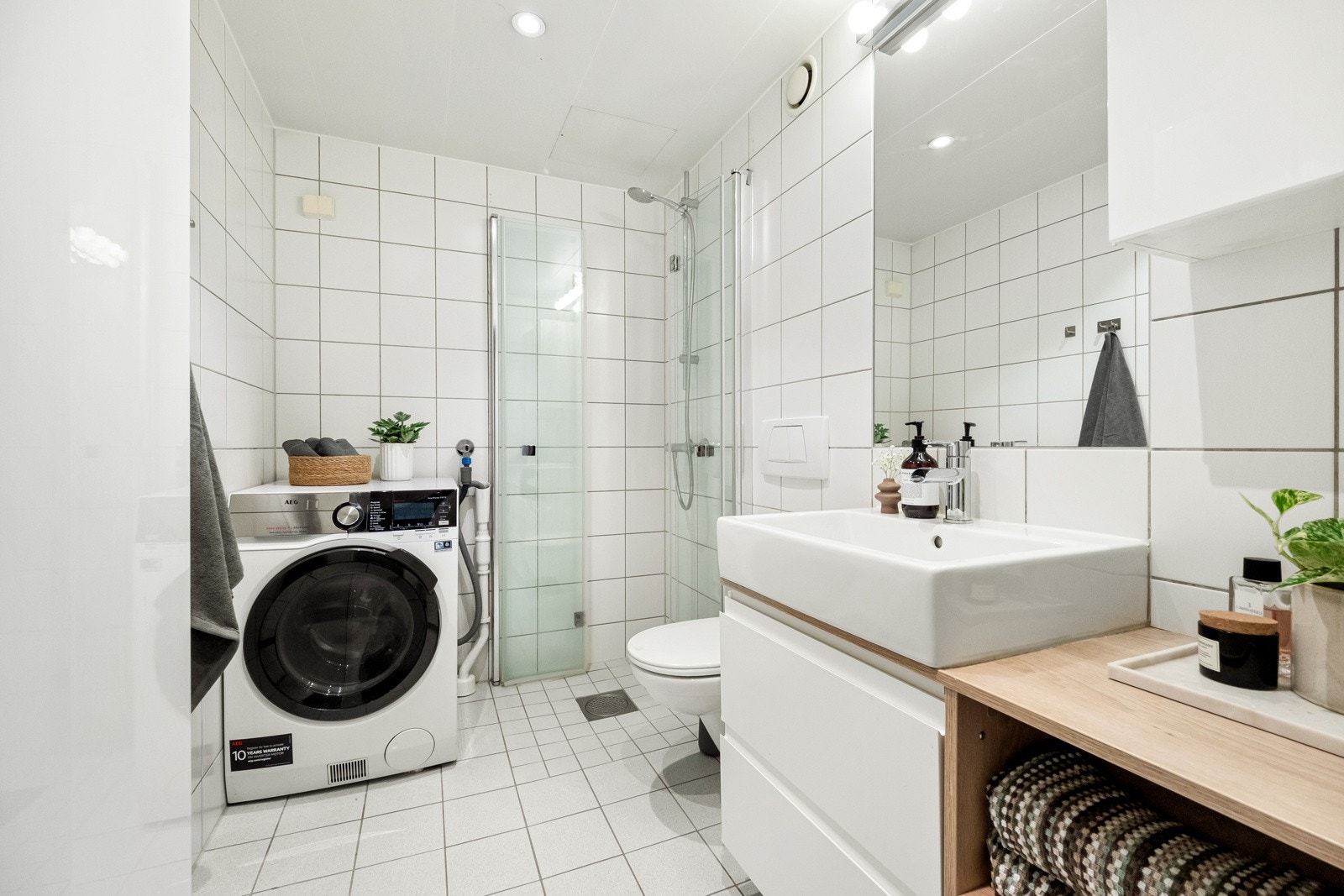 Naturligvis er det plass og opplegg til både vaskemaskin og tørketrommel. Det er mekanisk avtrekk fra baderommet med god avtrekkseffekt. Galleribilde