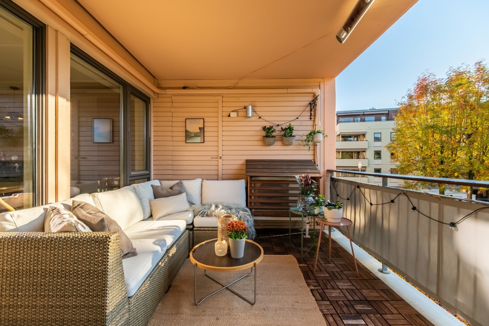 Det er god plass til en større sittegruppe, plantekasser og grill med sine 12 m². Bak sofagruppen er det en utvendig bod på ca. 2 m². Galleribilde