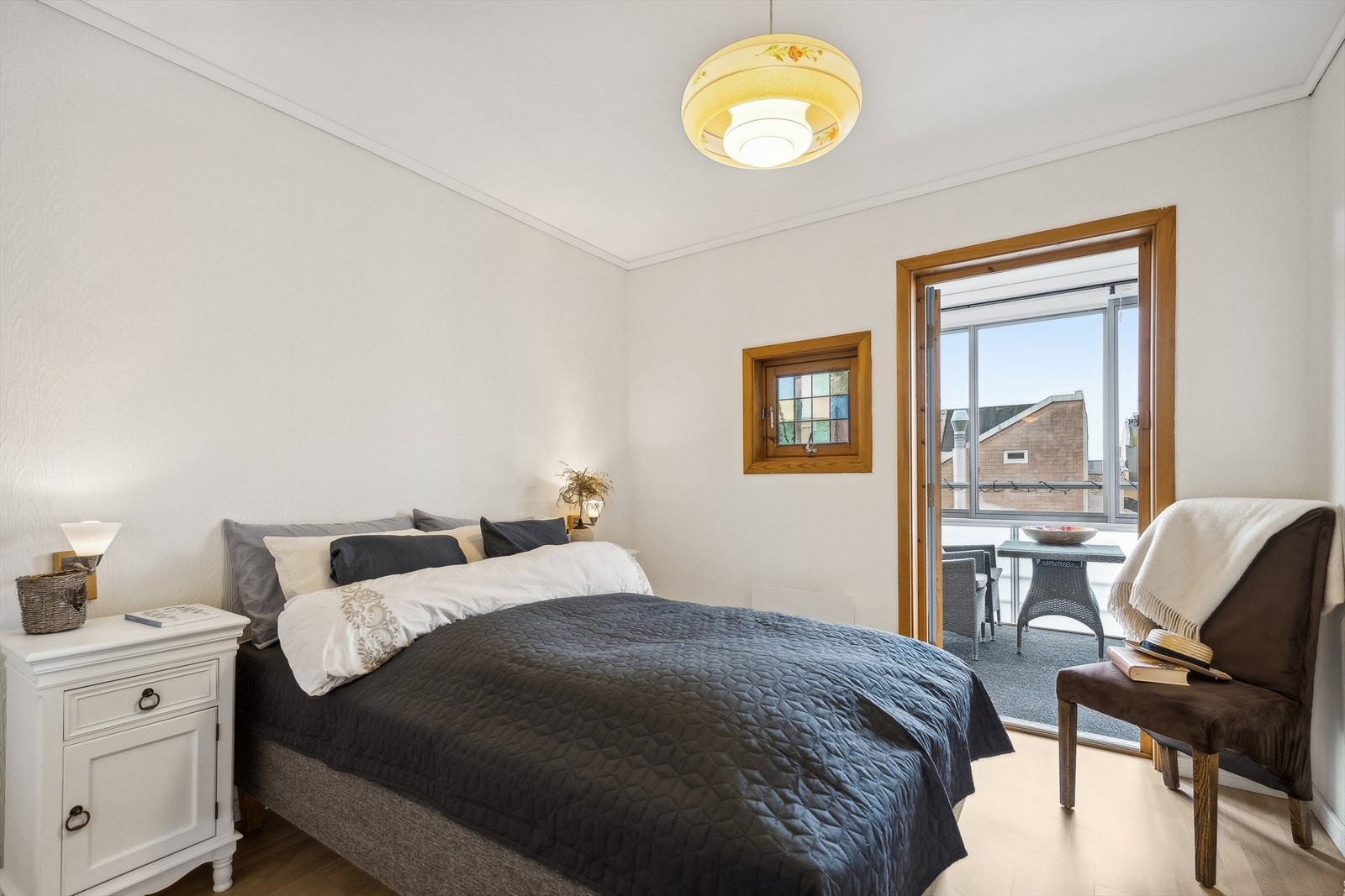 Hovedsoverom med utgang til innglasset balkong Galleribilde