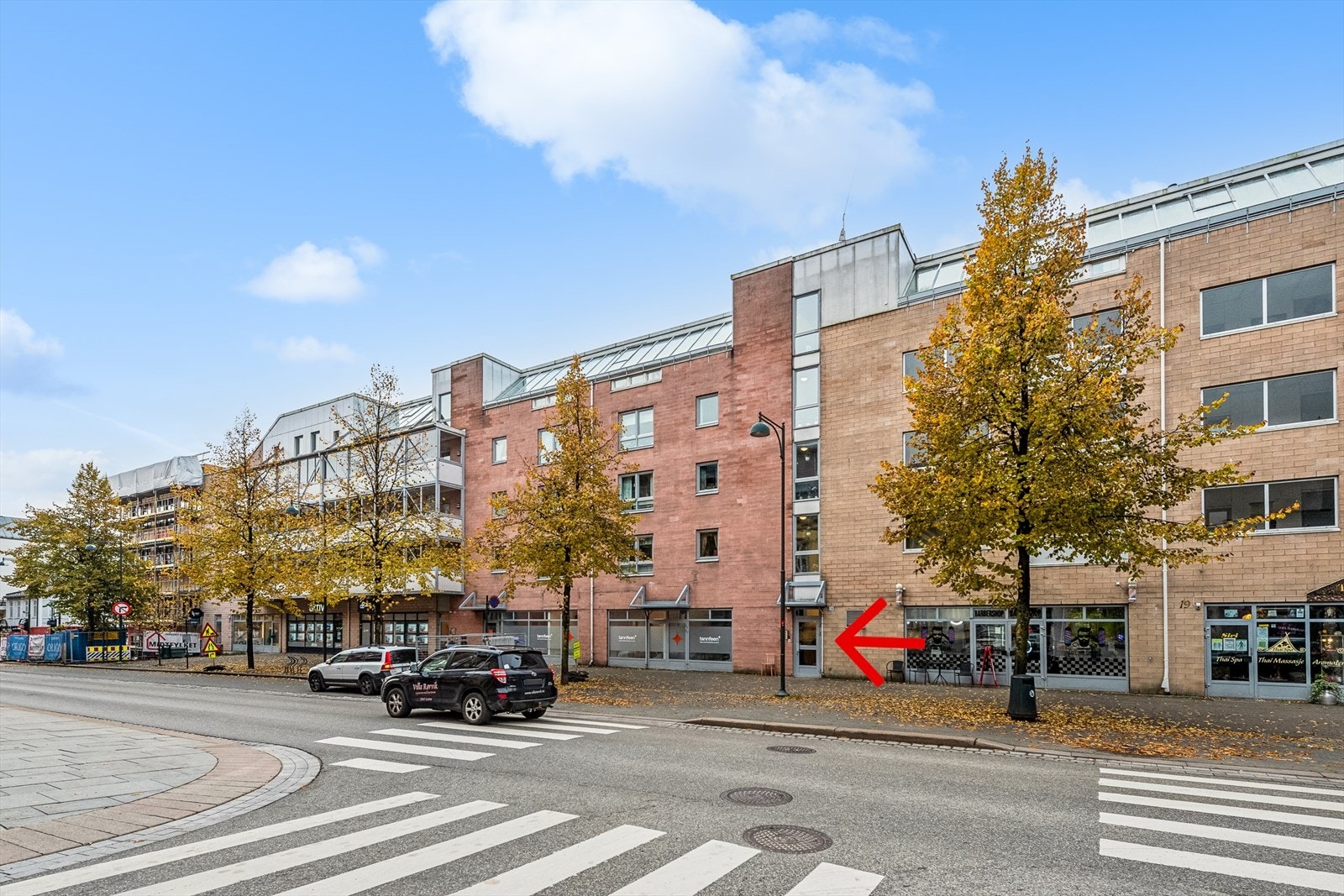 Inngangsparti fra gateplan. Leiligheten ligger i byggets 3. etasje. Galleribilde
