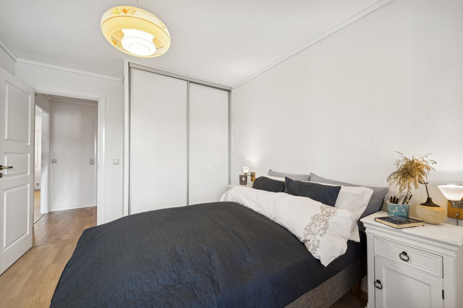 Hovedsoverom med garderobeskap Galleribilde