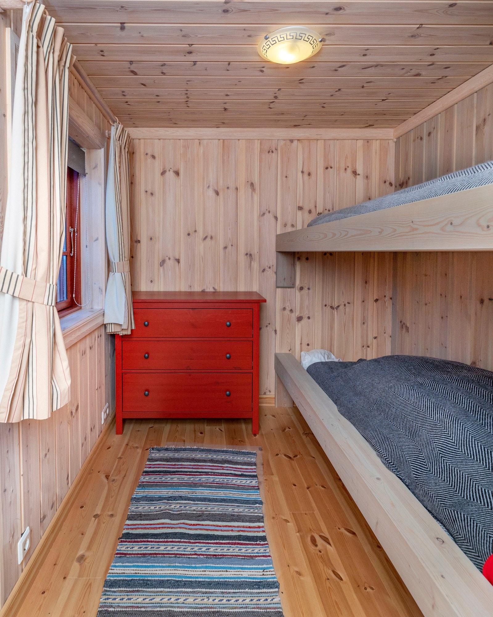 Flere av soverommene har plassbygget køyeseng. Galleribilde