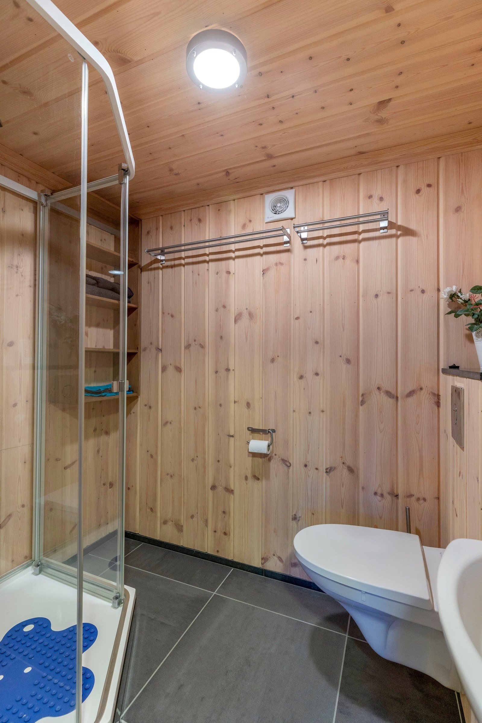 Baderom 2 med vannbåren gulvvarme. Innredet med dusjkabinet, klosset og servant. Galleribilde