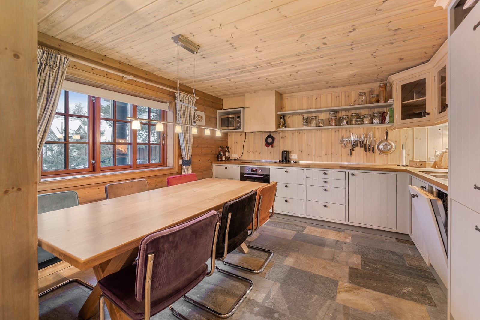 Stort og praktisk kjøkken/spisestue. Galleribilde