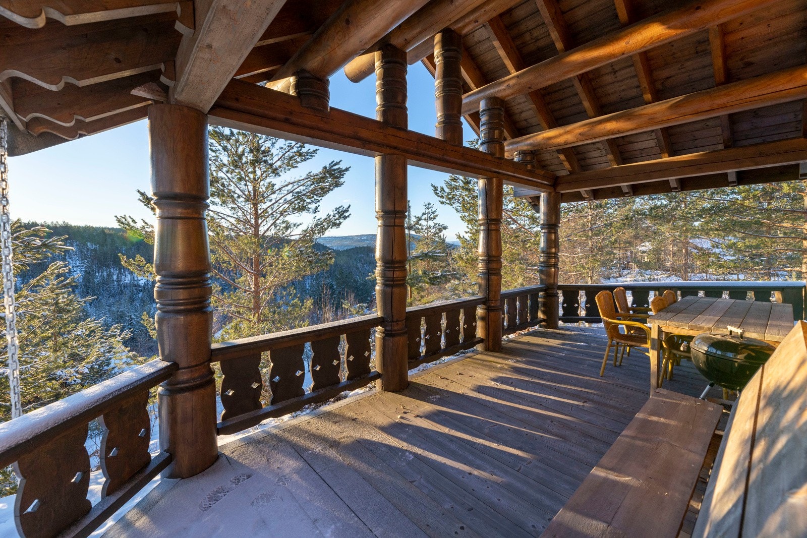 Stor terasse på ca. 57 m2 med god plass til utemøbler. Galleribilde