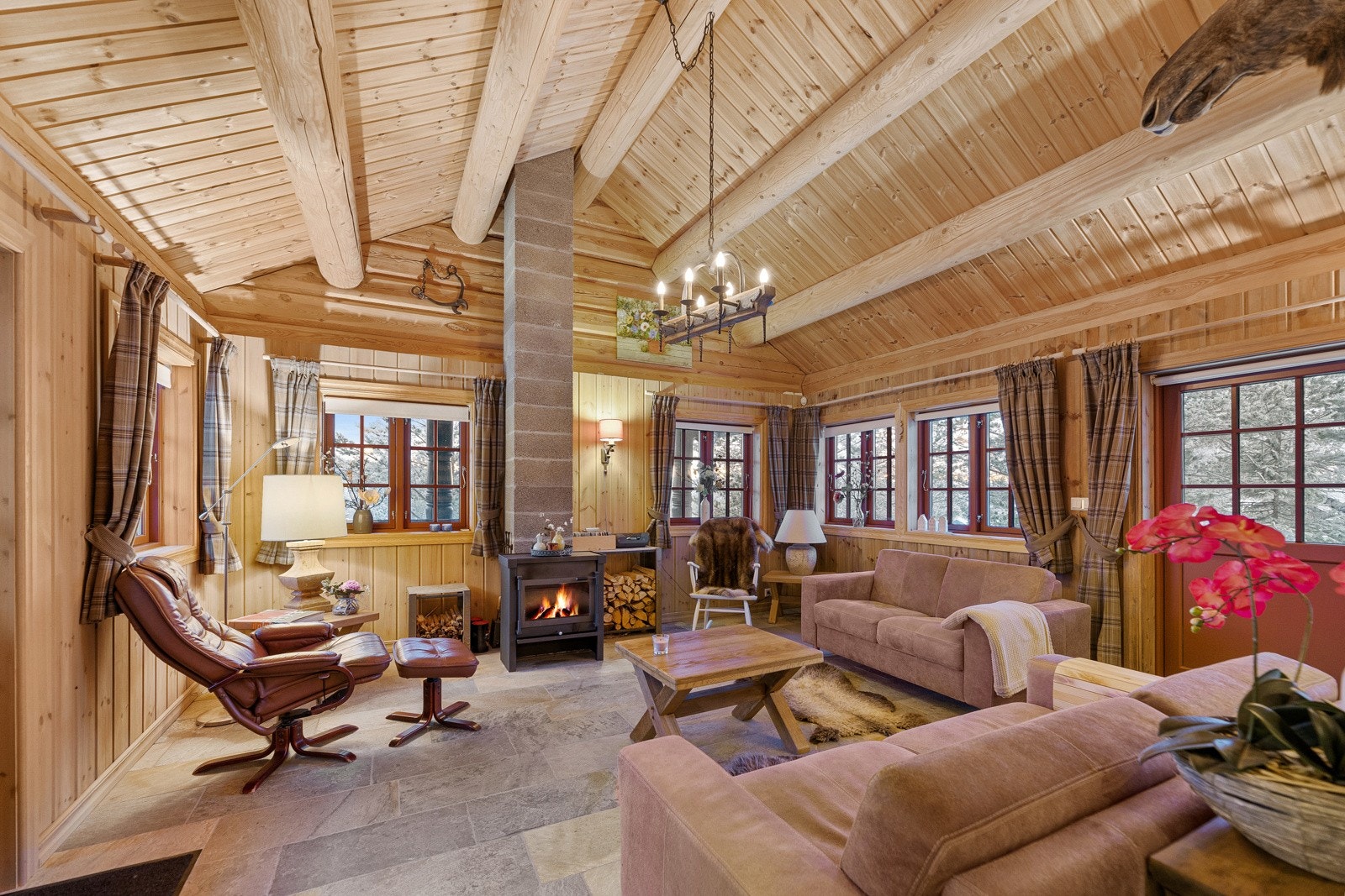 Stor og romslig stue med med god takhøyde. Galleribilde