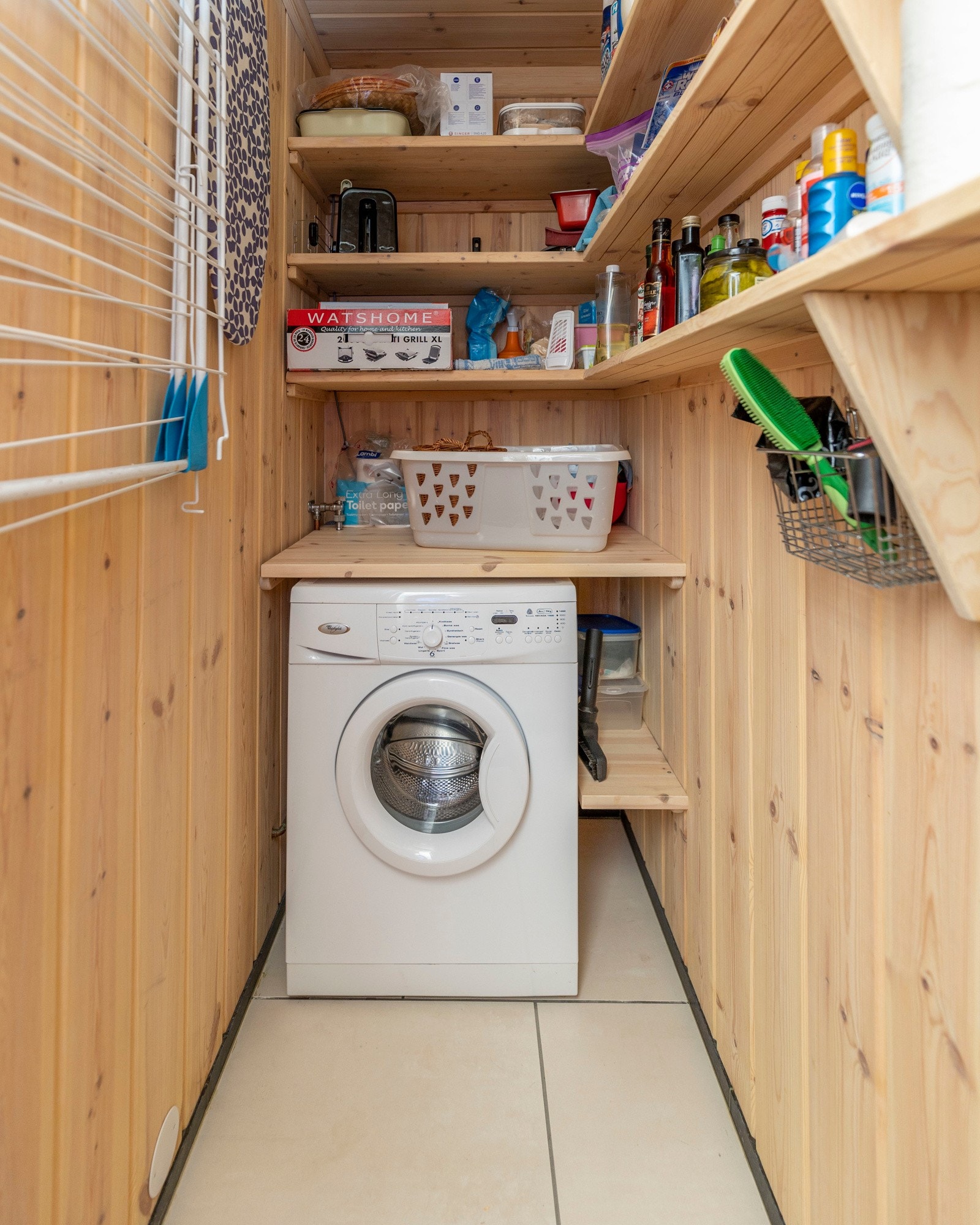 Hytten har eget vaskerom/bod med lagringsmuligheter. Galleribilde