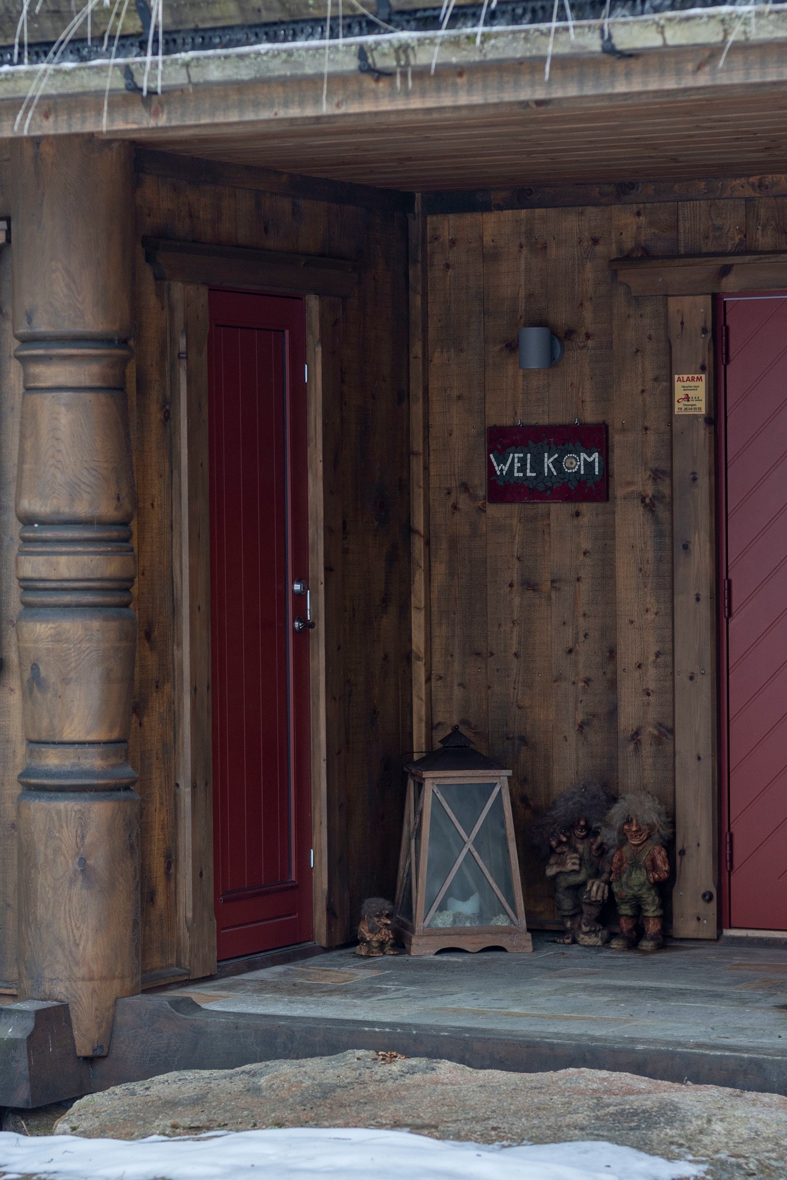 Hytten har både en utvendig og innvendig bod. Galleribilde