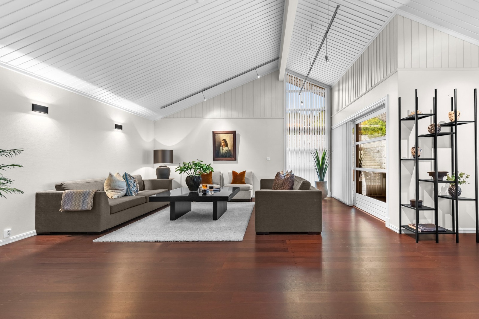 Med sin generøse størrelse tilbyr stuen fleksibilitet til å innrede etter eget ønske Galleribilde