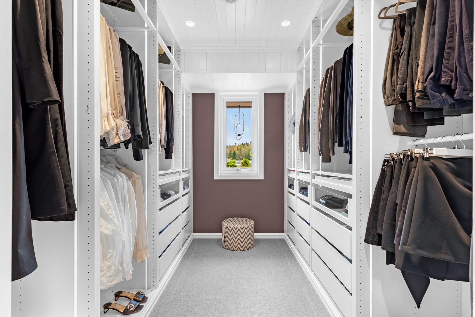 Walk-in-closet med innredning og masse god lagringsplass Galleribilde