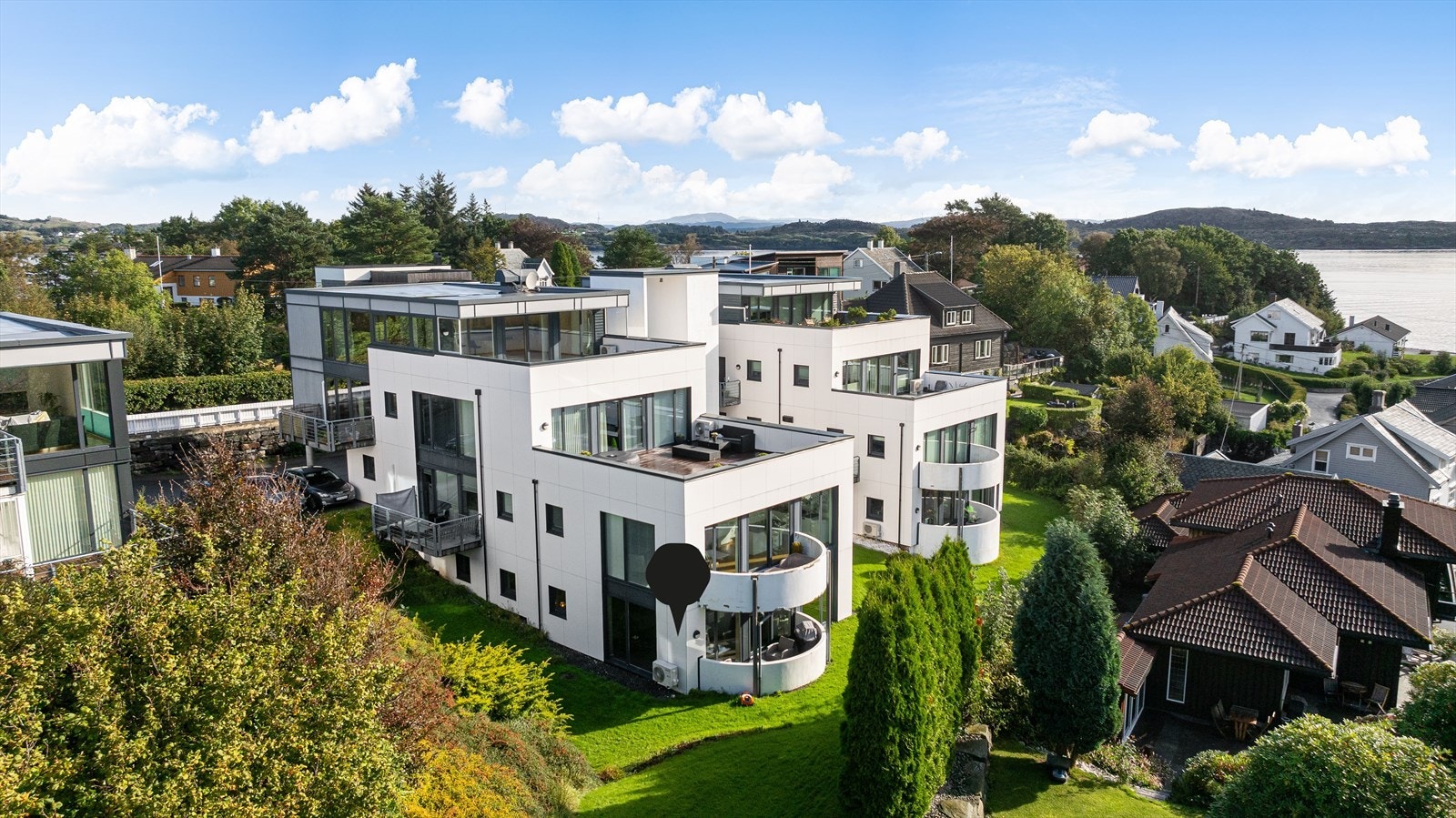 Sameiet har en felles eiet tomt som er opparbeidet med plen, bed og beplantning Galleribilde