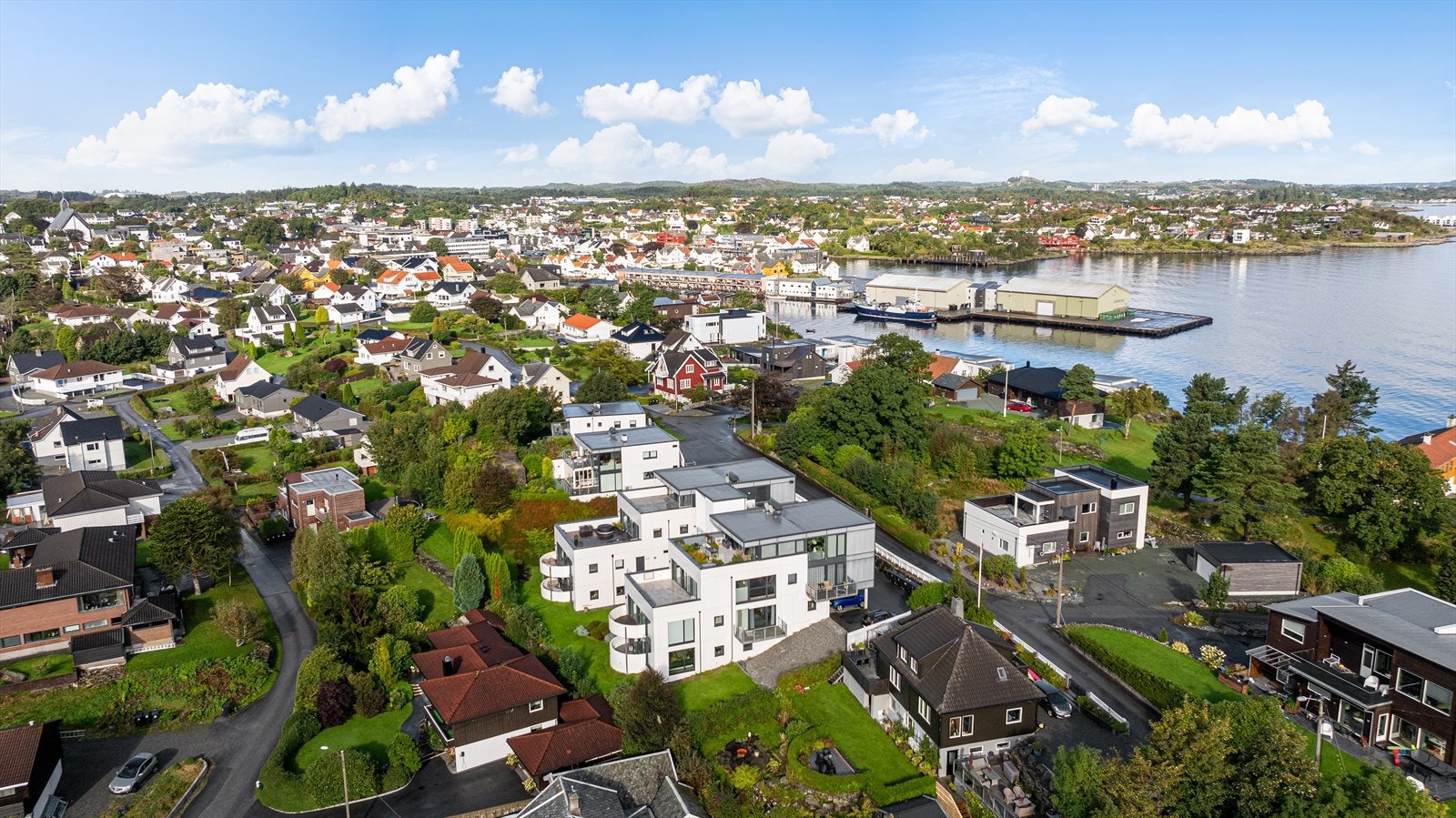 Leiligheten har en meget sentral beliggenhet i forhold til barnehage, skoler, turområde, butikker og sentrum Galleribilde