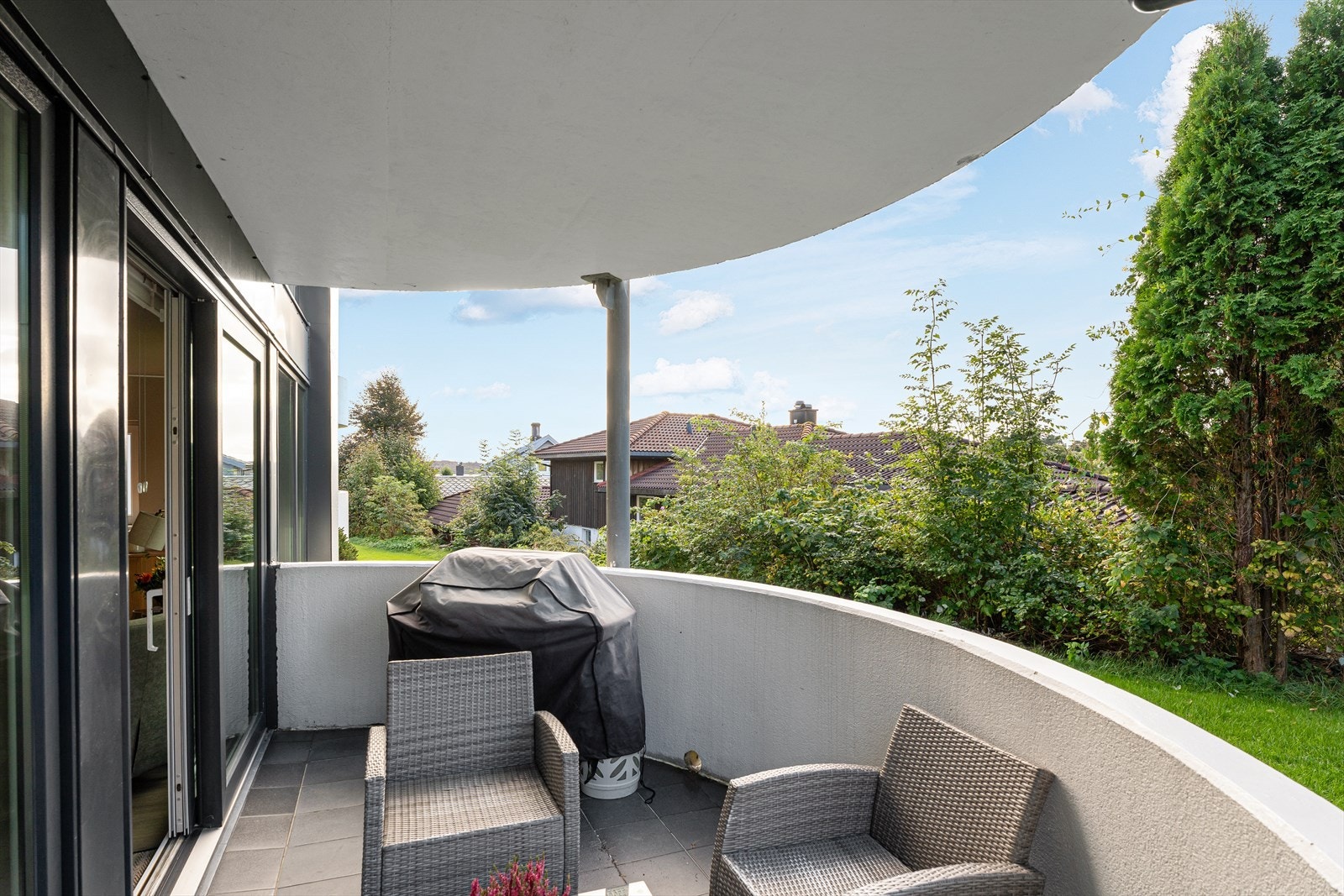 Leiligheten har en usjenert og fin terrasse som er vendt mot sør Galleribilde
