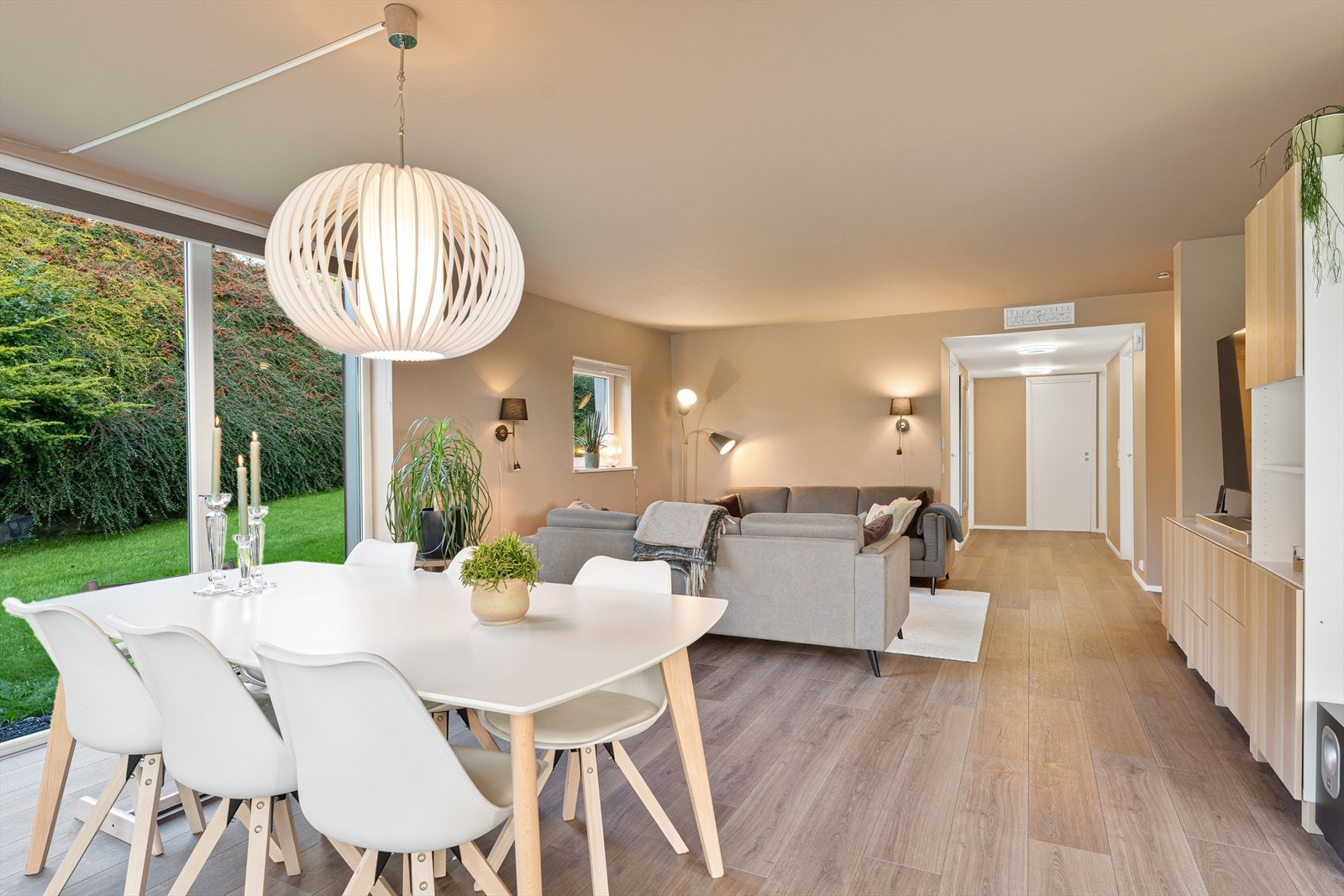 Delikate og moderne fargevalg på overflatene Galleribilde