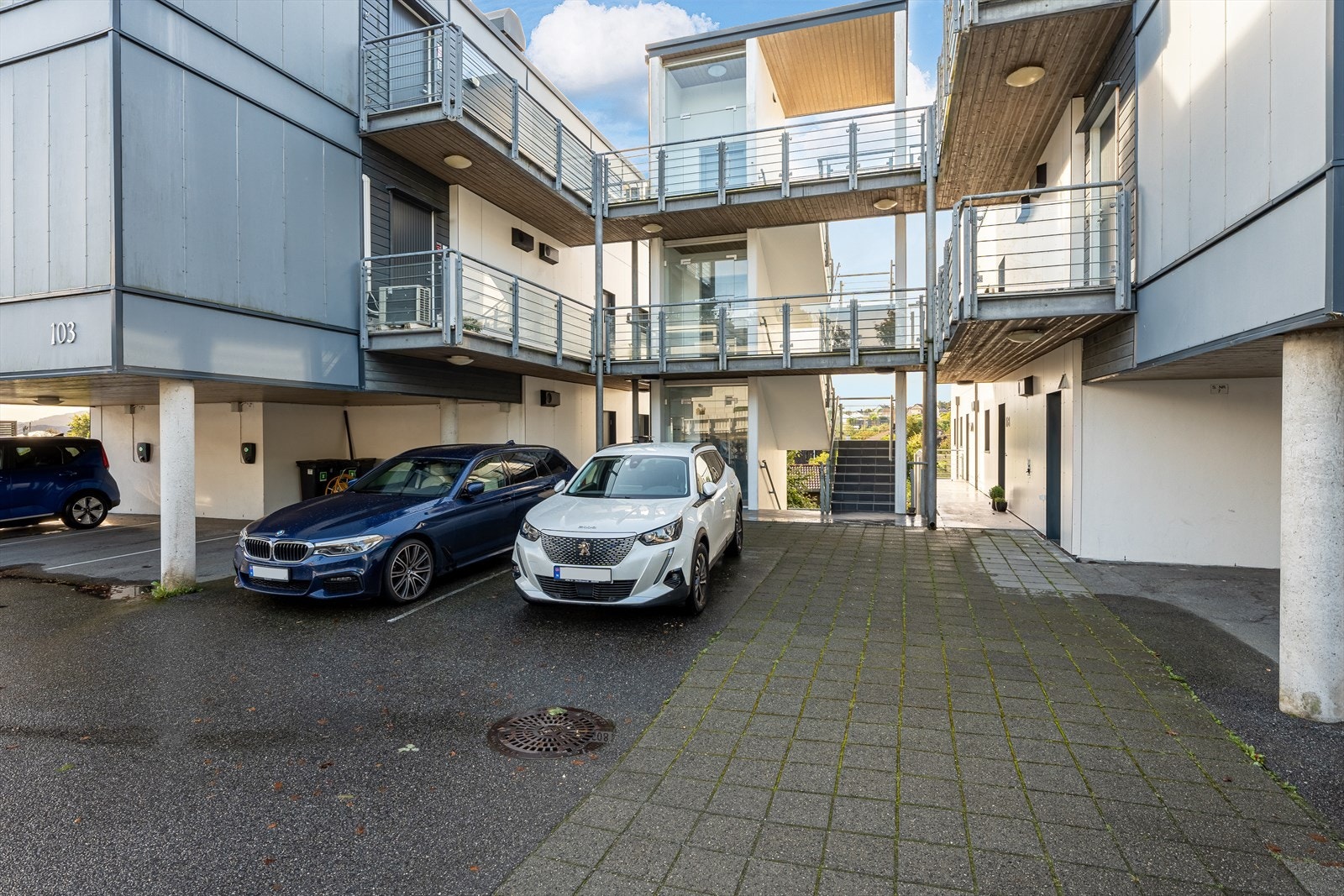 Fast utvendig parkeringsplass med elbillader Galleribilde