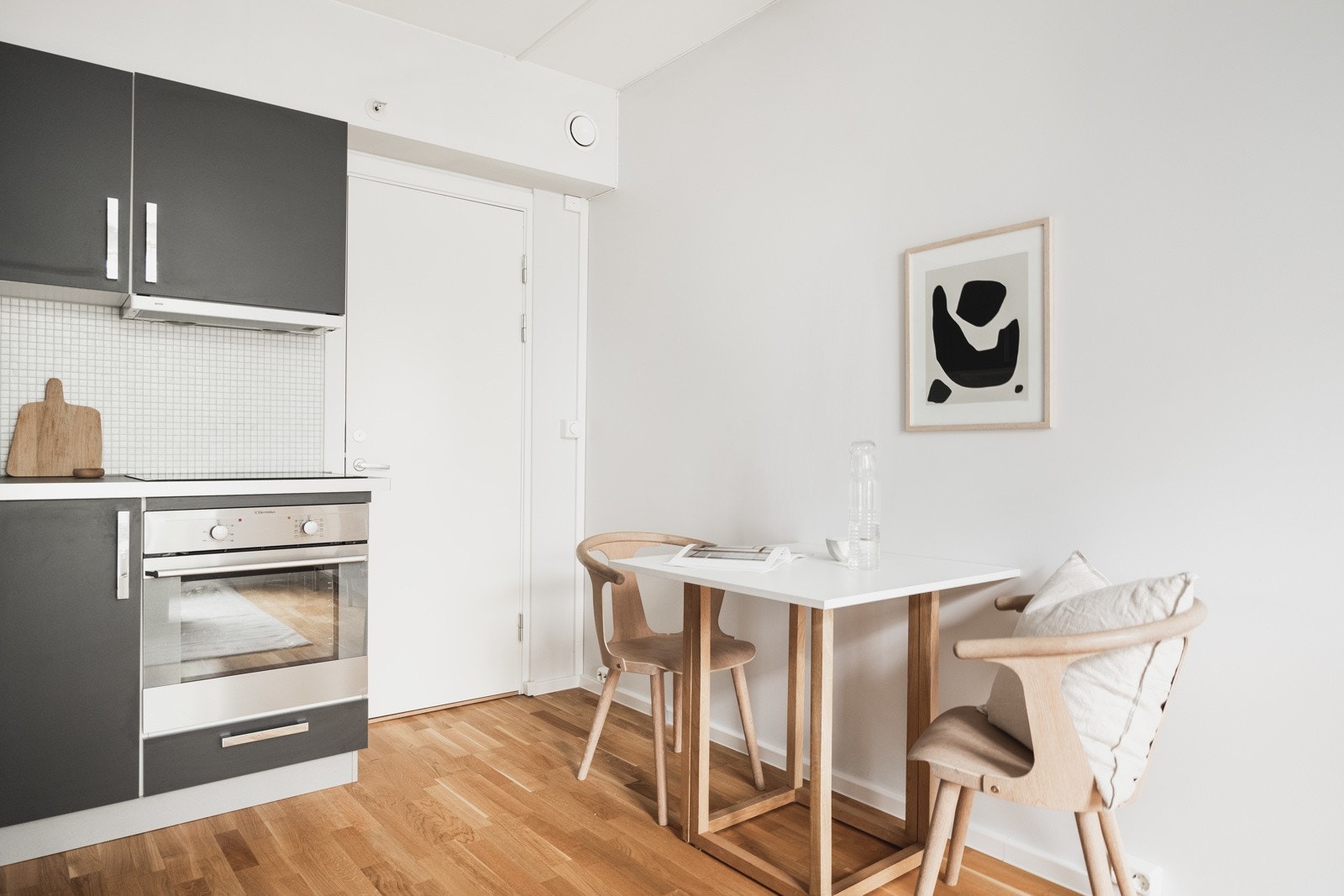 Lys og innbydende stue/kjøkken med gode møbleringsmuligheter. Galleribilde