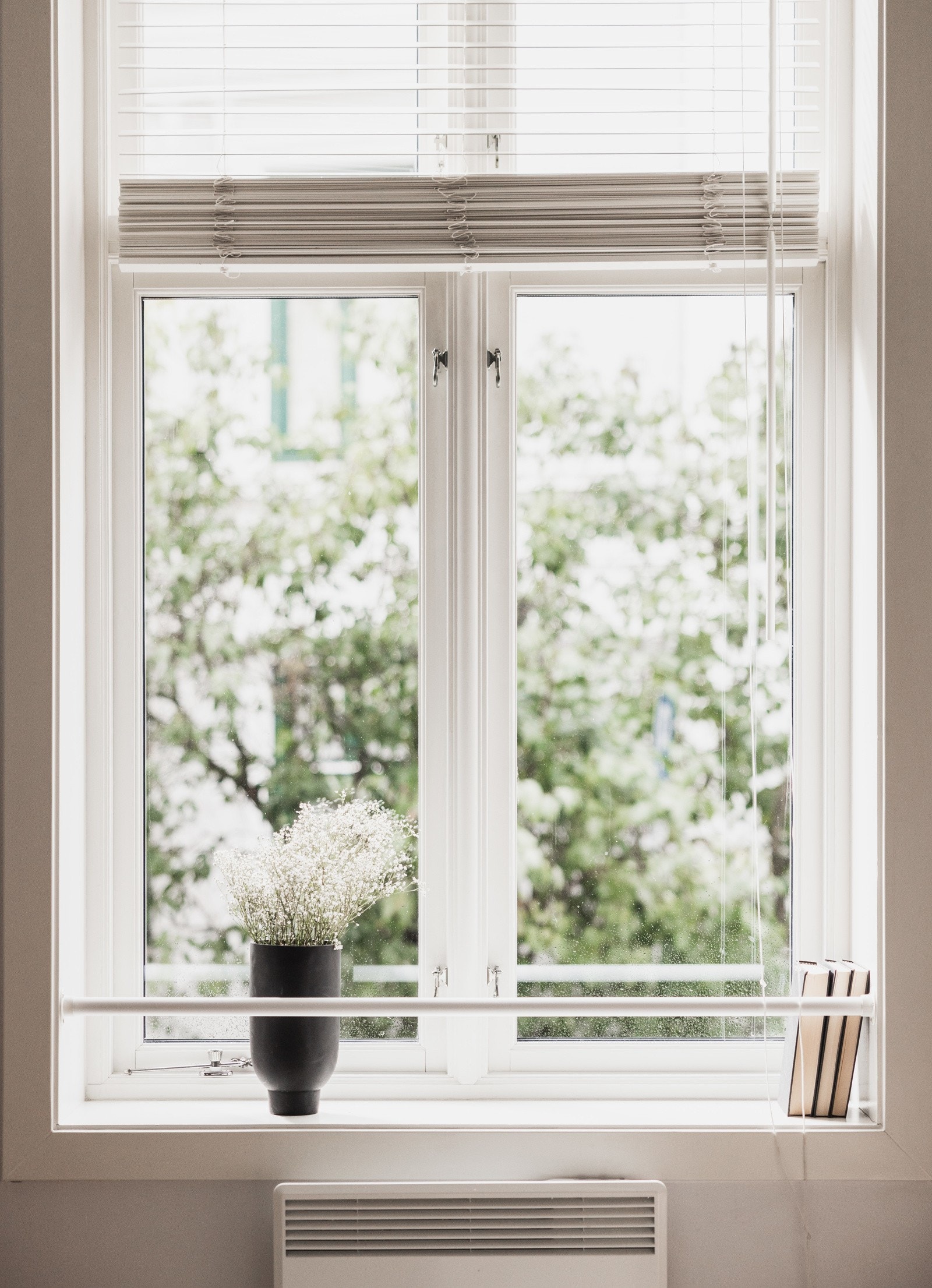 Stort vindu med flott utsyn mot grønne og frodige områder som skaper en herlig atmosfære. Galleribilde