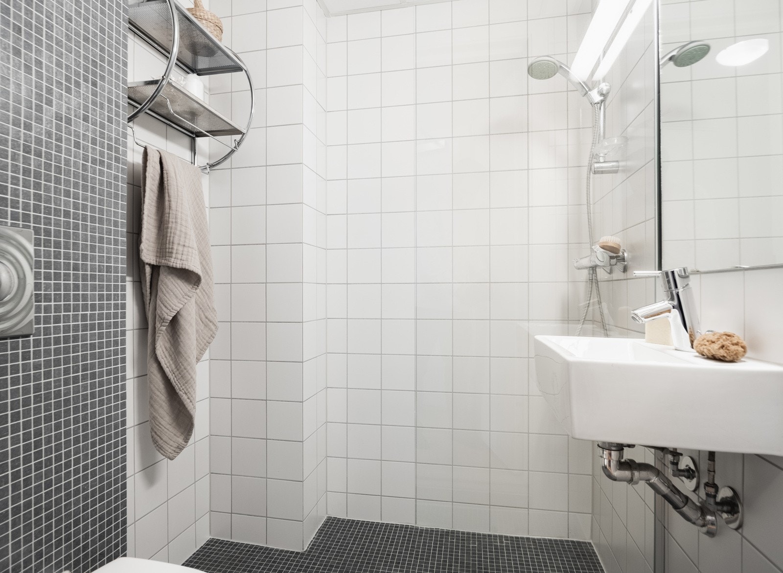 Baderom fra 2008 med flislagt gulv med varme og flislagte vegger. Galleribilde