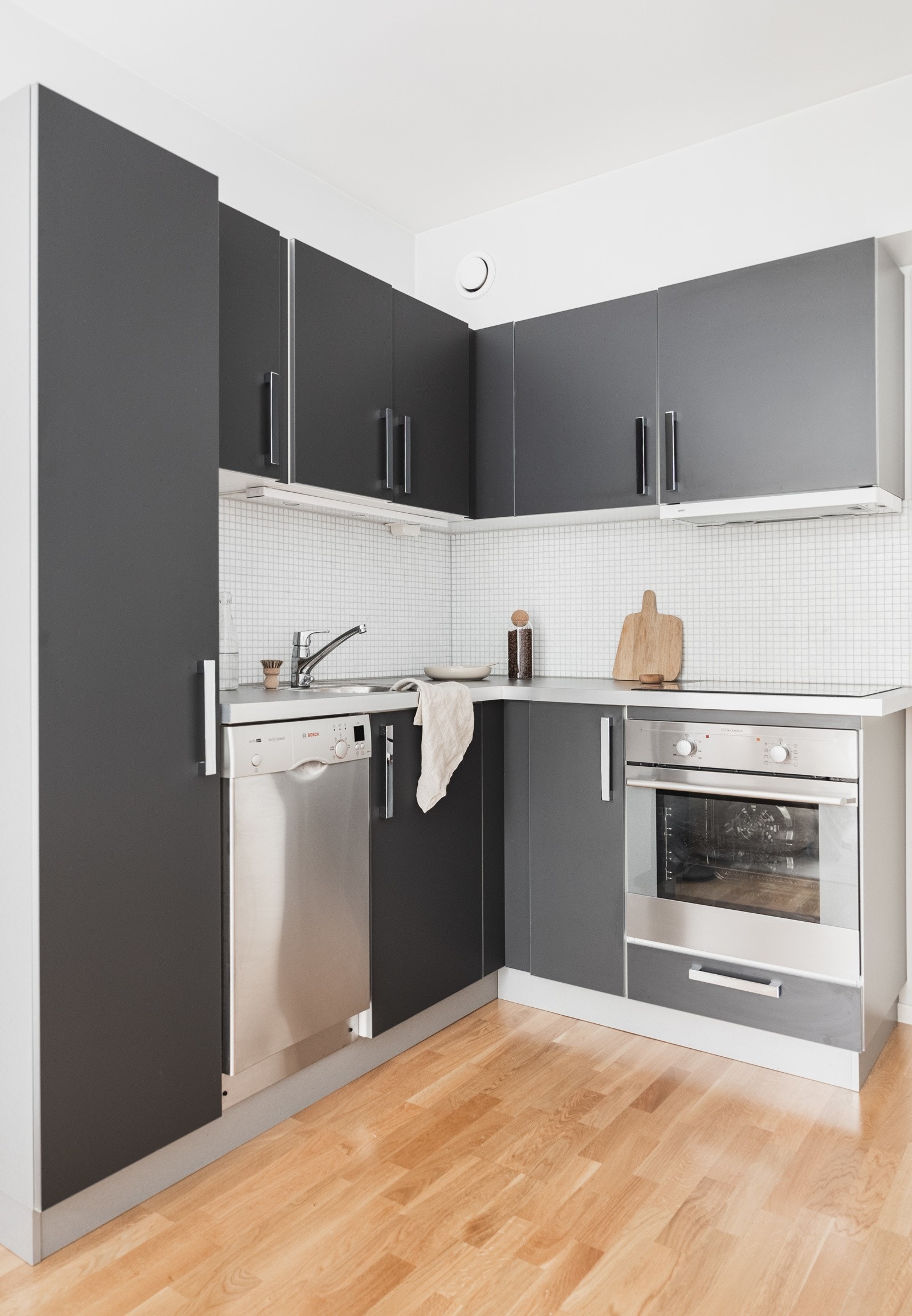 Kvik kjøkkeninnredning fra 2008 med slette fronter. Galleribilde