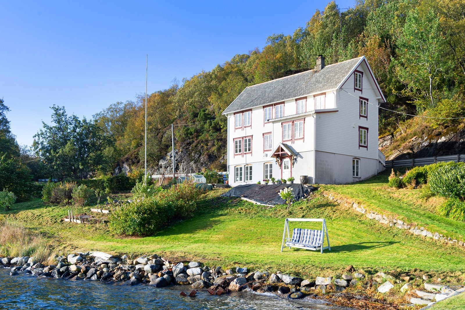 Eneboligen strekker seg over 3 etasjer + loft Galleribilde
