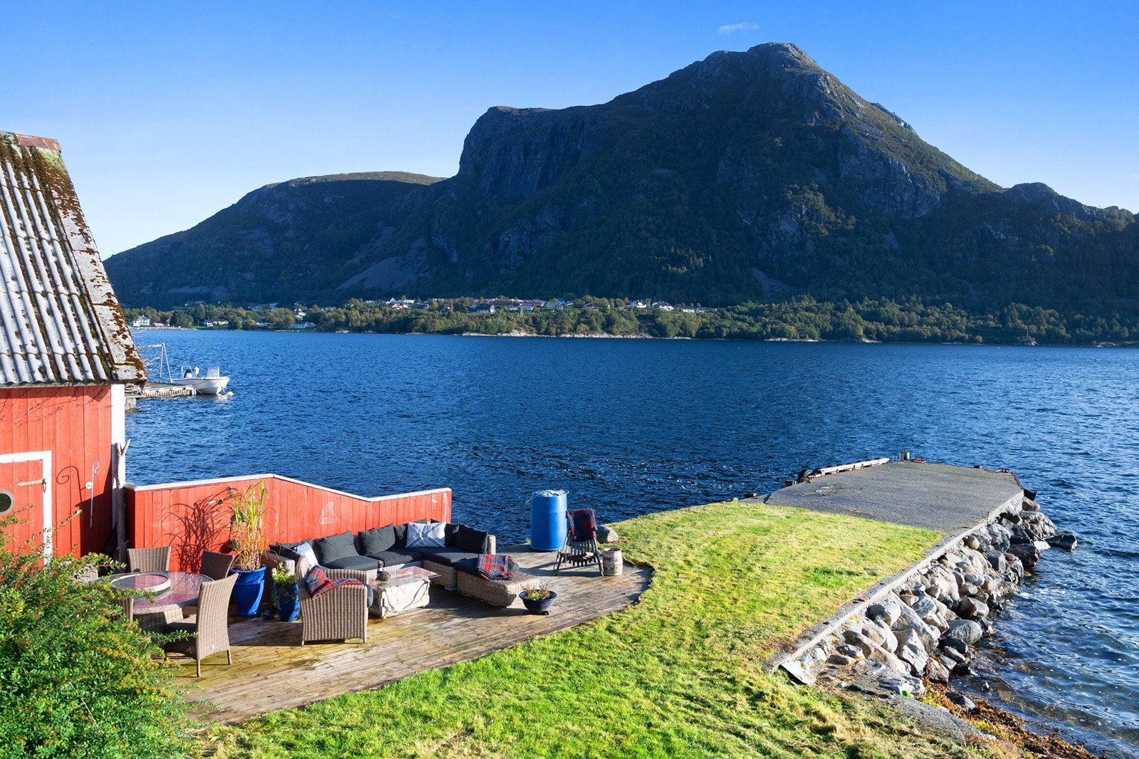 Koselig uteplass i vannkanten Galleribilde