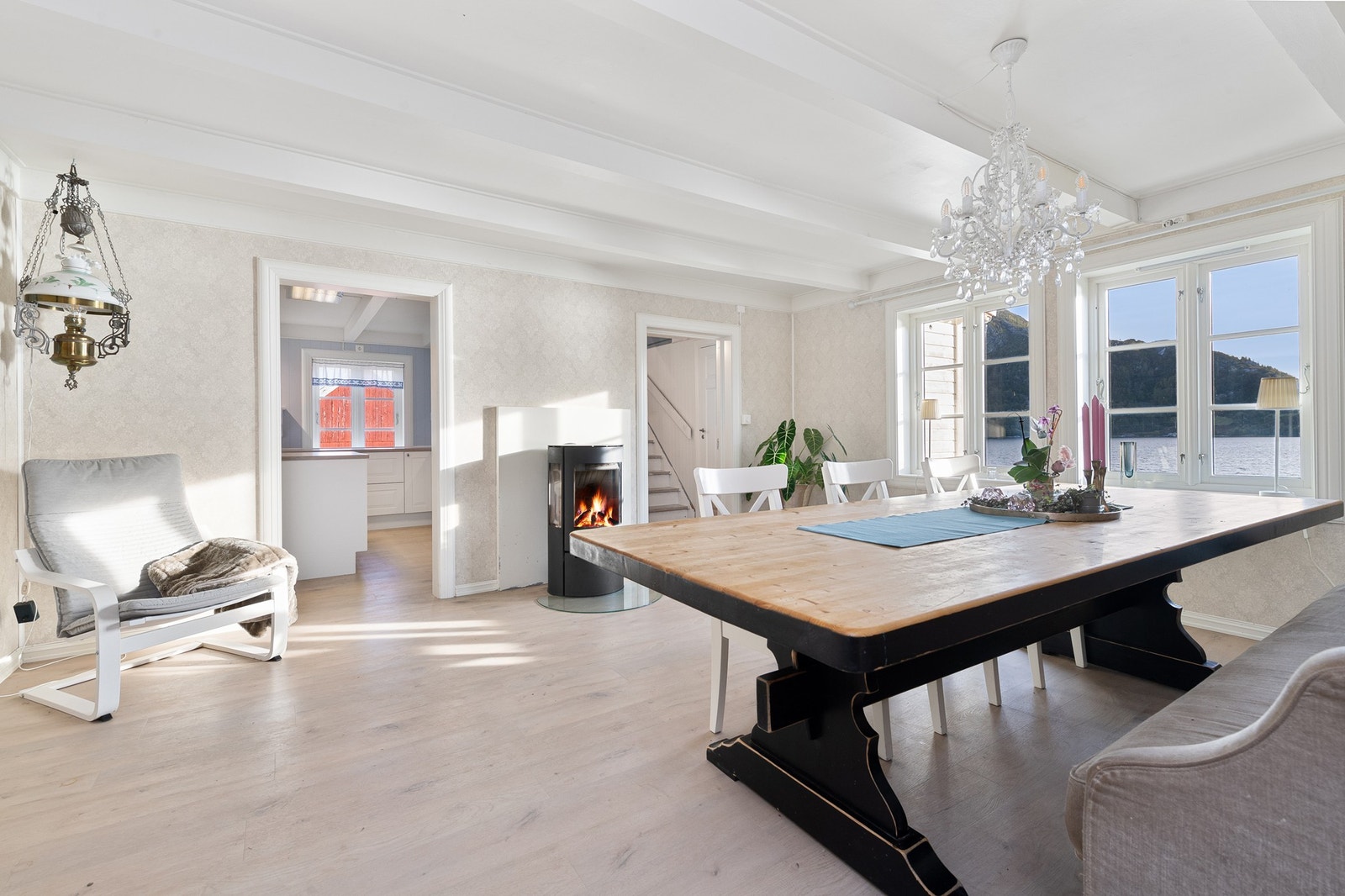 Stua i 1. etasje har vedovn som varmer godt Galleribilde