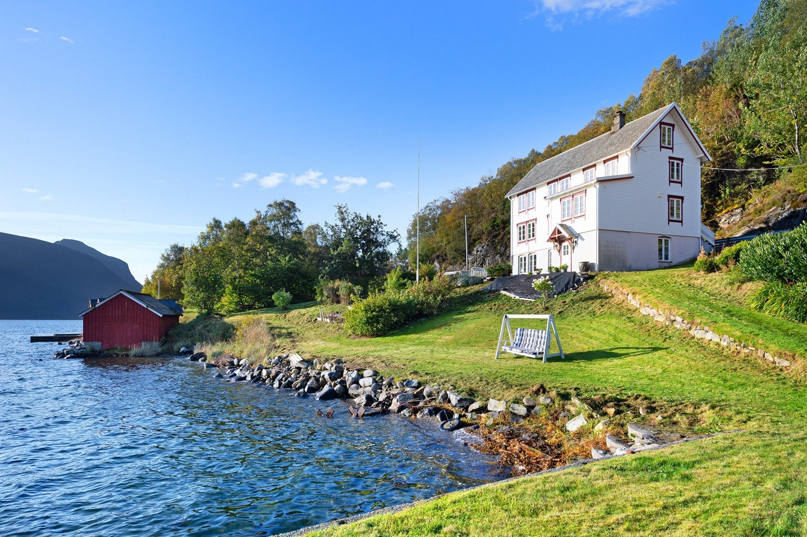 Tomta er opparbeidet med plen og beplantning Galleribilde