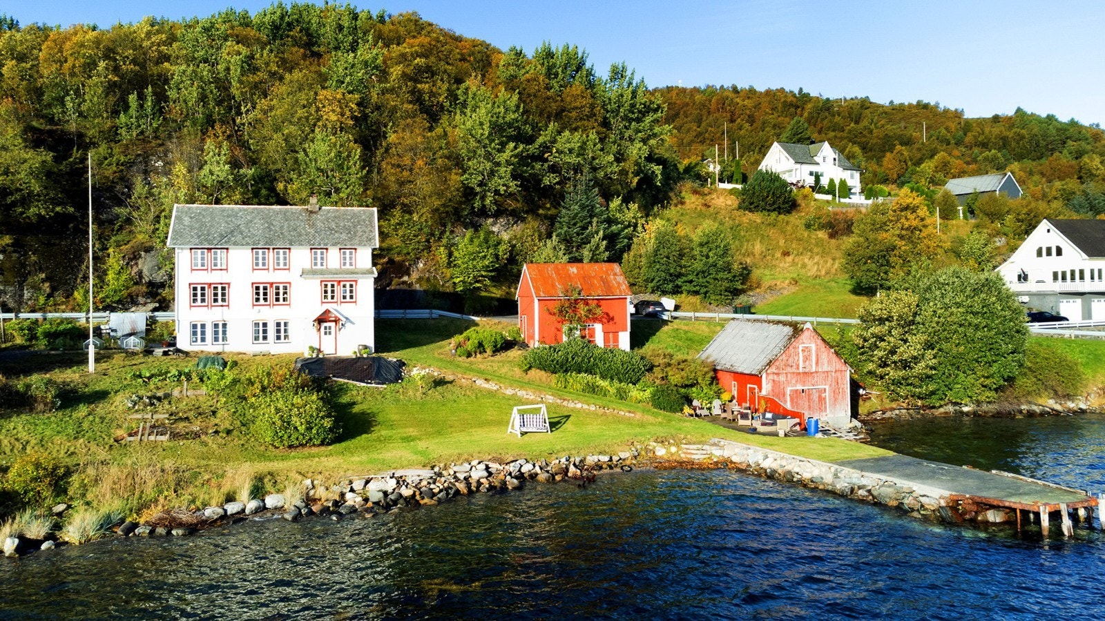 Foruten enebolig er det også låve/uthus og naust på eiendommen Galleribilde