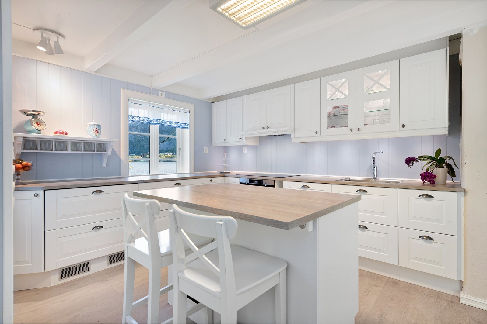 Utstyrt med integrerte hvitevarer (stekeovn, kjøleskuffer, platetopp, oppvaskmaskin) Galleribilde