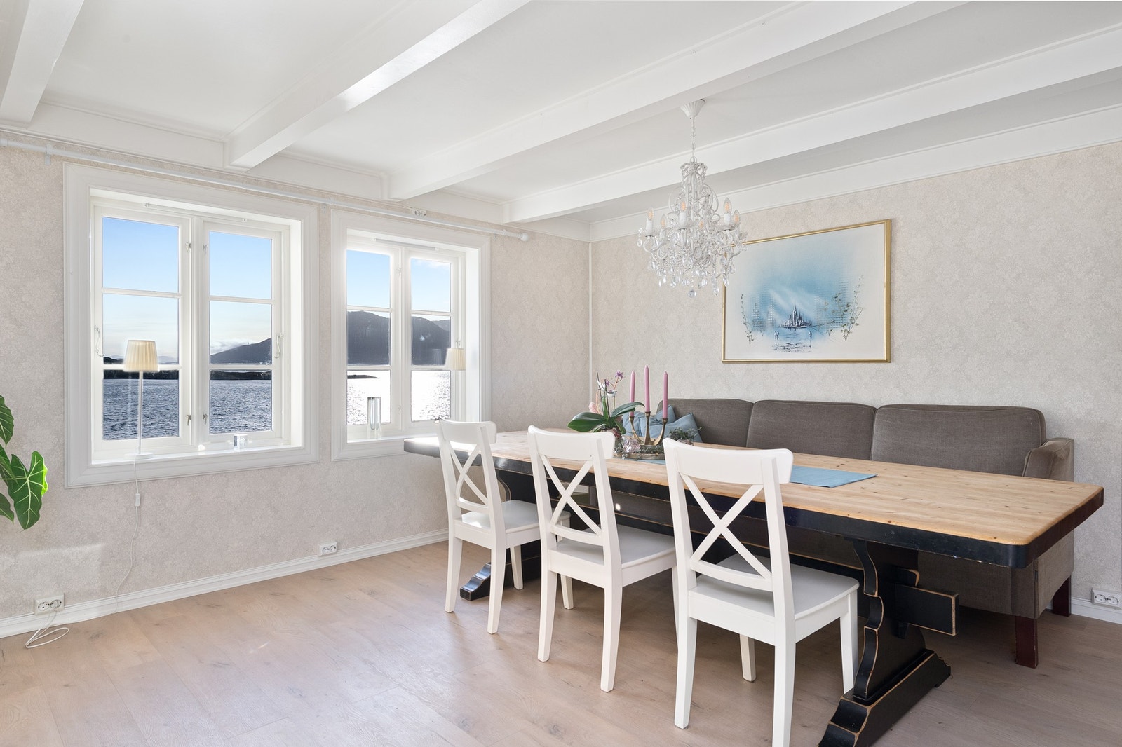 Fra spiseplassen i stua i 1. etasje kan man nyte både mat og utsikt Galleribilde