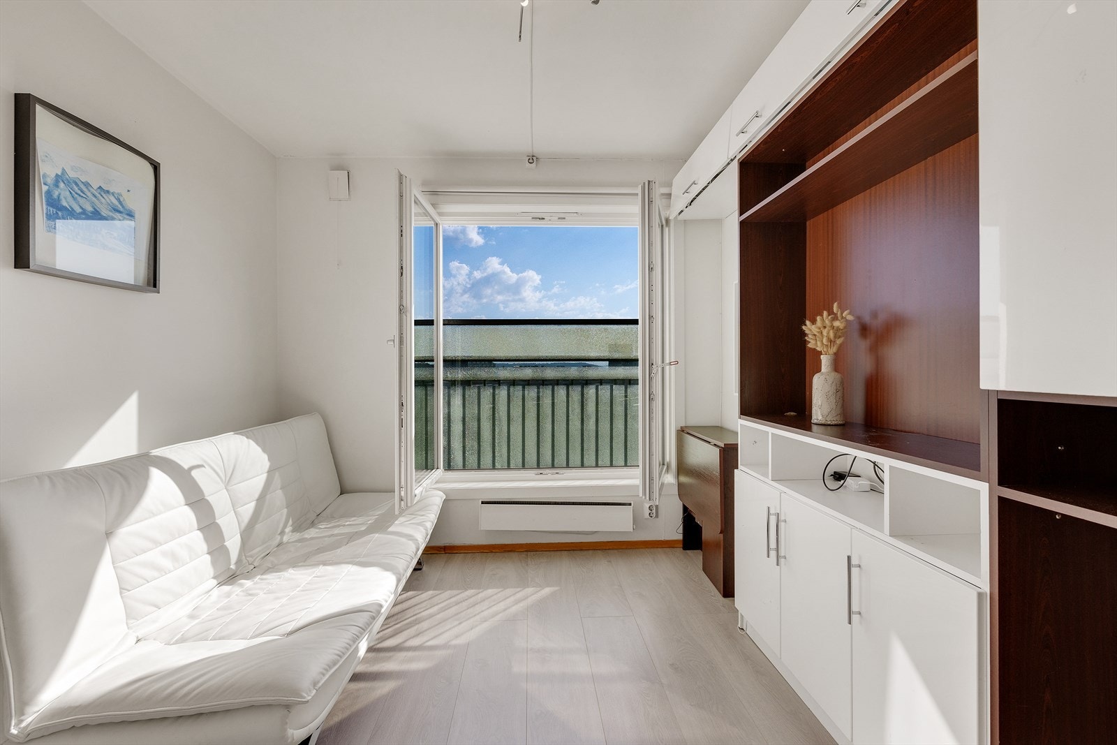 Stue med plass til sofagruppe/seng og øvrige møblementer. Galleribilde