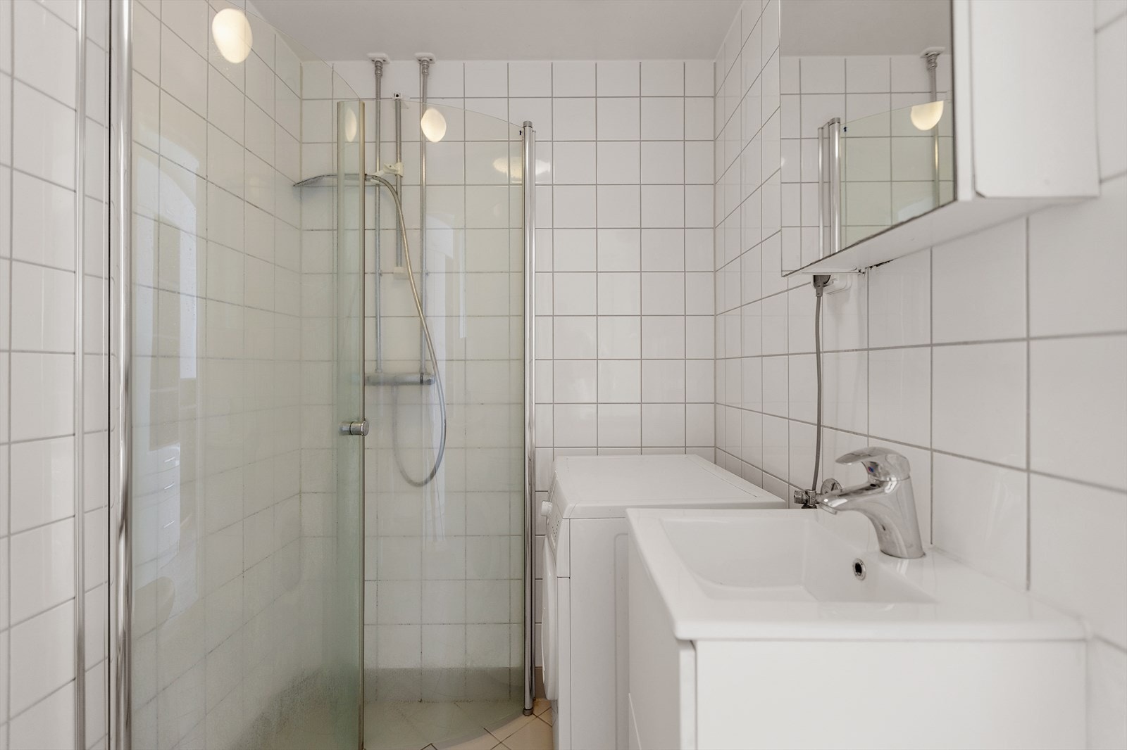 Badet inneholder dusjhjørne med innfellbare dusjvegger og wc. Opplegg for vaskemaskin. Varmekabler i gulv. Galleribilde
