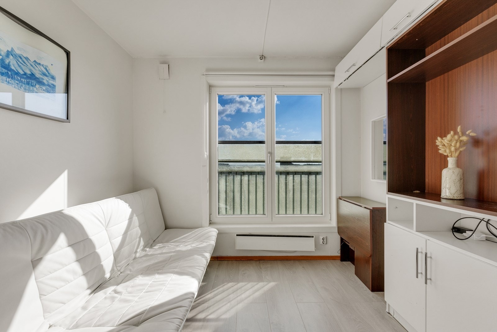 De store vindusflatene slipper inn rikelig med naturlig lys, og stuen oppleves som lys og hyggelig. Galleribilde