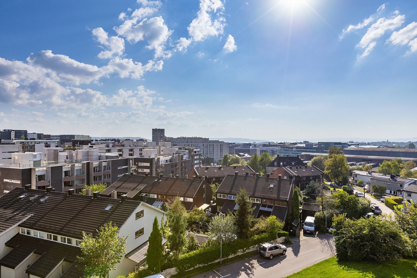 Velkommen til denne lyse, luftige og arealeffektive studioleiligheten beliggende i byggets 5. etasje. Galleribilde