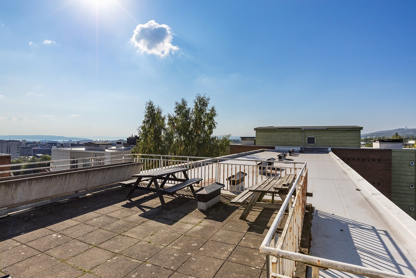 Felles takterrasse med gode solforhold og fin utsikt mot by, fjord og Holmenkollen. Galleribilde
