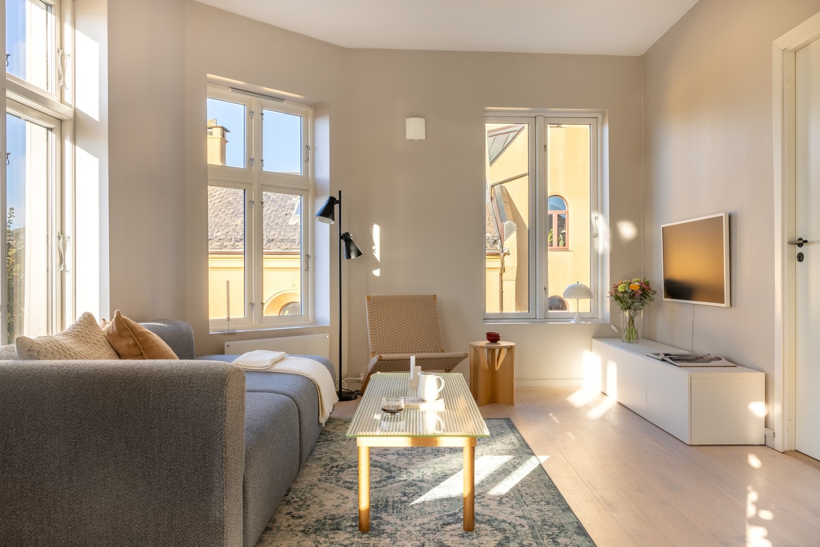 Planløsningen gjør også møbleringen enkel, hvor man har plass til både sittegruppe og spisebord. Galleribilde